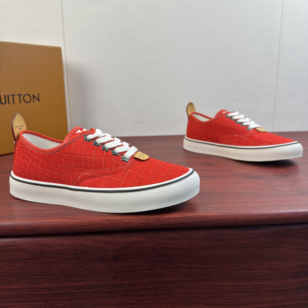 NO:956924,Batch Louis Vuitton LV LAGOON sneakers!  Inheriting LV's century-old brand heritage, these special pattern canvas shoes are a versatile ace for daily wear. The shoe body is made of crocodile pattern/python pattern canvas fabric, which has a solid and wear-resistant texture. The single-color canvas is paired with primary-color genuine leather, making it highly recognizable and low-key, showing a light and luxurious texture. The heel of the shoe is equipped with an original genuine leather pull loop, which is easy to put on and take off, and the details are exquisitely crafted. Thickened off-white rubber sole with contrasting colors.  The edge of the bag is decorated with moderate softness and hardness, cushioning and non-slip, and there is no sense of weight even when commuting or shopping for a long time. The brand's coarse-grained shoes are equipped with metal pattern lace holes to restore the original neat fit. The genuine leather tongue label + the genuine leather letter logo label on the heel are available in multiple colors. They can be easily adapted to whether it is business casual, street style or daily commuting. A complete set of original gift box and dust bag accessories are complete!  Size 39-40-41-42-43-44 leather shoe size (can be customized to 38.45.46) Item No. 0318 Special lace pattern red,,louis vuitton,louis vuitton,louis vuitton,sneakers19860909批 路易威登（Louis Vuitton） LV LAGOON运动鞋 ！ 承袭LV百年品牌底蕴,这款特殊纹路帆布鞋是日常穿搭的百搭王牌.鞋身采用鳄鱼纹纹路/蟒蛇纹纹路帆布面料,肌理扎实耐磨,单色帆布搭配原色真皮,辨识度拉满,低调间尽显轻奢质感.鞋后跟搭配原厂真皮提环,穿脱便捷,细节做工精致考究.加厚米白色橡胶鞋底,撞色包边沿条装饰,软硬适中,缓震防滑,长时间通勤、逛街行走也无负重感.品牌粗纹鞋搭配金属花纹系带孔,还原原版利落版型.真皮鞋舌标牌+后跟真皮字母logo标识标牌,多色可选,无论是商务休闲、街头潮搭、日常通勤都能轻松适配.全套原装礼盒、防尘袋配件齐全！ 尺码39-40-41-42-43-44皮鞋尺码（可定制38.45.46） 货号0318系带特殊纹 红色,,louis vuitton,louis vuitton,louis vuitton,sneakers,Men's shoes