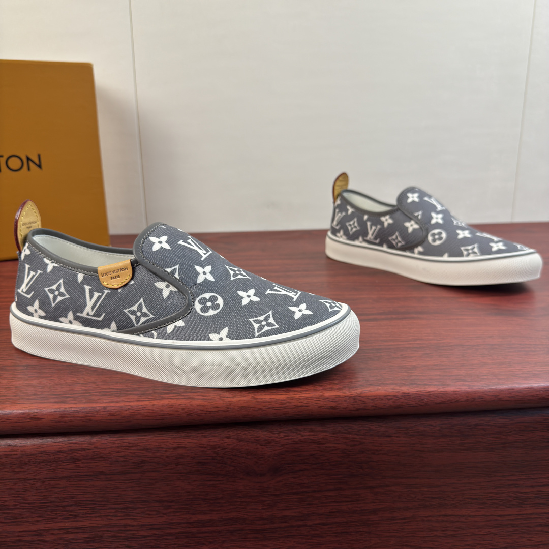 NO:956934,Batch Louis Vuitton LV LAGOON canvas loafers!  Inheriting LV's century-old classic presbyopic design heritage, these lazy slip-on canvas shoes are designed for relaxed, light and luxurious wear, eliminating the need for cumbersome laces, making it easy to put on and take off every day. The shoe body is made of high-density custom-printed canvas, which is thick, wrinkle-resistant and wear-resistant. It is fully printed with the brand's iconic Monogram pattern. The printing is delicate and firm and will not fade easily. Various colors provide different styles and fun!  The side is embellished with a small genuine leather label, and the heel is equipped with cowhide pull-lugs, with details replicating the original factory workmanship. The thick anti-slip rubber outsole is soft and shock-absorbing, which will not tire your feet after long walks. The thick sole can also quietly modify the shape of the legs. The neat leg fit does not pick the shape of the foot, suitable for commuting, going out, and traveling for leisure. There is no pressure to match with suit trousers, jeans, and casual pants. Comes with a brand gift box and a complete set of dust bag accessories!  Size 39-40-41-42-43-44 leather shoe size (can be customized to 38.45.46) Item No. 0318 set of feet gray,,louis vuitton,louis vuitton,louis vuitton,jeans,cowhide19860909批 路易威登（Louis Vuitton） LV LAGOON帆布便鞋 ！ 承袭LV百年经典老花设计底蕴,这款懒人一脚蹬帆布鞋主打松弛轻奢穿搭,免去系带繁琐,日常穿脱随性自在.鞋身选用高密度定制印花帆布,面料厚实抗皱耐磨,满印品牌标志性Monogram纹样,印花细腻牢固不易掉色,多款颜色衍生不同风格趣味！侧边点缀真皮小标牌,后跟搭配牛皮提拉耳,细节复刻原厂做工.加厚防滑橡胶大底软弹减震,久走不累脚,厚底还能悄悄修饰腿型.利落套脚版型不挑脚型,通勤出街、出游休闲都能适配,搭配西裤、牛仔裤、休闲裤毫无压力.配齐品牌礼盒、防尘袋全套配件！ 尺码39-40-41-42-43-44皮鞋尺码（可定制38.45.46） 货号0318套脚 灰色,,louis vuitton,louis vuitton,louis vuitton,jeans,cowhide,Men's shoes
