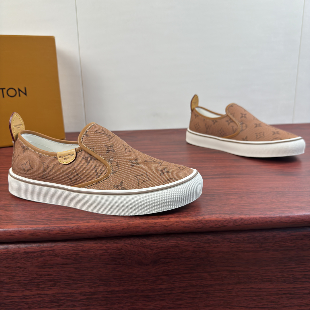 NO:956942,Batch Louis Vuitton LV LAGOON canvas loafers!  Inheriting LV's century-old classic presbyopic design heritage, these lazy slip-on canvas shoes are designed for relaxed, light and luxurious wear, eliminating the need for cumbersome laces, making it easy to put on and take off every day. The shoe body is made of high-density custom-printed canvas, which is thick, wrinkle-resistant and wear-resistant. It is fully printed with the brand's iconic Monogram pattern. The printing is delicate and firm and will not fade easily. Various colors provide different styles and fun!  The side is embellished with a small genuine leather label, and the heel is equipped with cowhide pull-lugs, with details replicating the original factory workmanship. The thick anti-slip rubber outsole is soft and shock-absorbing, which will not tire your feet after long walks. The thick sole can also quietly modify the shape of the legs. The neat leg fit does not pick the shape of the foot, suitable for commuting, going out, and traveling for leisure. There is no pressure to match with suit trousers, jeans, and casual pants. Comes with a brand gift box and a complete set of dust bag accessories!  Size 39-40-41-42-43-44 leather shoe size (can be customized to 38.45.46) Item No. 0318 set of feet brown,,louis vuitton,louis vuitton,louis vuitton,jeans,cowhide19860909批 路易威登（Louis Vuitton） LV LAGOON帆布便鞋 ！ 承袭LV百年经典老花设计底蕴,这款懒人一脚蹬帆布鞋主打松弛轻奢穿搭,免去系带繁琐,日常穿脱随性自在.鞋身选用高密度定制印花帆布,面料厚实抗皱耐磨,满印品牌标志性Monogram纹样,印花细腻牢固不易掉色,多款颜色衍生不同风格趣味！侧边点缀真皮小标牌,后跟搭配牛皮提拉耳,细节复刻原厂做工.加厚防滑橡胶大底软弹减震,久走不累脚,厚底还能悄悄修饰腿型.利落套脚版型不挑脚型,通勤出街、出游休闲都能适配,搭配西裤、牛仔裤、休闲裤毫无压力.配齐品牌礼盒、防尘袋全套配件！ 尺码39-40-41-42-43-44皮鞋尺码（可定制38.45.46） 货号0318套脚 棕色,,louis vuitton,louis vuitton,louis vuitton,jeans,cowhide,Men's shoes