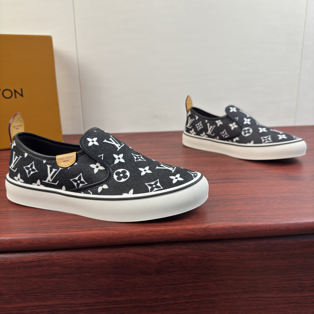 NO:956950,Batch Louis Vuitton LV LAGOON canvas loafers!  Inheriting LV's century-old classic presbyopic design heritage, these lazy slip-on canvas shoes are designed for relaxed, light and luxurious wear, eliminating the need for cumbersome laces, making it easy to put on and take off every day. The shoe body is made of high-density custom-printed canvas, which is thick, wrinkle-resistant and wear-resistant. It is fully printed with the brand's iconic Monogram pattern. The printing is delicate and firm and will not fade easily. Various colors provide different styles and fun!  The side is embellished with a small genuine leather label, and the heel is equipped with cowhide pull-lugs, with details replicating the original factory workmanship. The thick anti-slip rubber outsole is soft and shock-absorbing, which will not tire your feet after long walks. The thick sole can also quietly modify the shape of the legs. The neat leg fit does not pick the shape of the foot, suitable for commuting, going out, and traveling for leisure. There is no pressure to match with suit trousers, jeans, and casual pants. Comes with a brand gift box and a complete set of dust bag accessories!  Size 39-40-41-42-43-44 leather shoe size (can be customized to 38.45.46) Item No. 0318 set of feet black,,louis vuitton,louis vuitton,louis vuitton,jeans,cowhide19860909批 路易威登（Louis Vuitton） LV LAGOON帆布便鞋 ！ 承袭LV百年经典老花设计底蕴,这款懒人一脚蹬帆布鞋主打松弛轻奢穿搭,免去系带繁琐,日常穿脱随性自在.鞋身选用高密度定制印花帆布,面料厚实抗皱耐磨,满印品牌标志性Monogram纹样,印花细腻牢固不易掉色,多款颜色衍生不同风格趣味！侧边点缀真皮小标牌,后跟搭配牛皮提拉耳,细节复刻原厂做工.加厚防滑橡胶大底软弹减震,久走不累脚,厚底还能悄悄修饰腿型.利落套脚版型不挑脚型,通勤出街、出游休闲都能适配,搭配西裤、牛仔裤、休闲裤毫无压力.配齐品牌礼盒、防尘袋全套配件！ 尺码39-40-41-42-43-44皮鞋尺码（可定制38.45.46） 货号0318套脚 黑色,,louis vuitton,louis vuitton,louis vuitton,jeans,cowhide,Men's shoes