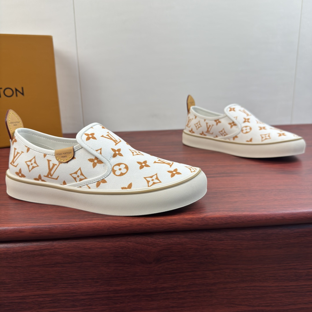 NO:956957,Batch Louis Vuitton LV LAGOON canvas loafers!  Inheriting LV's century-old classic presbyopic design heritage, these lazy slip-on canvas shoes are designed for relaxed, light and luxurious wear, eliminating the need for cumbersome laces, making it easy to put on and take off every day. The shoe body is made of high-density custom-printed canvas, which is thick, wrinkle-resistant and wear-resistant. It is fully printed with the brand's iconic Monogram pattern. The printing is delicate and firm and will not fade easily. Various colors provide different styles and fun!  The side is embellished with a small genuine leather label, and the heel is equipped with cowhide pull-lugs, with details replicating the original factory workmanship. The thick anti-slip rubber outsole is soft and shock-absorbing, which will not tire your feet after long walks. The thick sole can also quietly modify the shape of the legs. The neat leg fit does not pick the shape of the foot, suitable for commuting, going out, and traveling for leisure. There is no pressure to match with suit trousers, jeans, and casual pants. Comes with a brand gift box and a complete set of dust bag accessories!  Size 39-40-41-42-43-44 leather shoe size (can be customized to 38.45.46) Item No. 0318 set of feet white,,louis vuitton,louis vuitton,louis vuitton,jeans,cowhide19860909批 路易威登（Louis Vuitton） LV LAGOON帆布便鞋 ！ 承袭LV百年经典老花设计底蕴,这款懒人一脚蹬帆布鞋主打松弛轻奢穿搭,免去系带繁琐,日常穿脱随性自在.鞋身选用高密度定制印花帆布,面料厚实抗皱耐磨,满印品牌标志性Monogram纹样,印花细腻牢固不易掉色,多款颜色衍生不同风格趣味！侧边点缀真皮小标牌,后跟搭配牛皮提拉耳,细节复刻原厂做工.加厚防滑橡胶大底软弹减震,久走不累脚,厚底还能悄悄修饰腿型.利落套脚版型不挑脚型,通勤出街、出游休闲都能适配,搭配西裤、牛仔裤、休闲裤毫无压力.配齐品牌礼盒、防尘袋全套配件！ 尺码39-40-41-42-43-44皮鞋尺码（可定制38.45.46） 货号0318套脚 白色,,louis vuitton,louis vuitton,louis vuitton,jeans,cowhide,Men's shoes