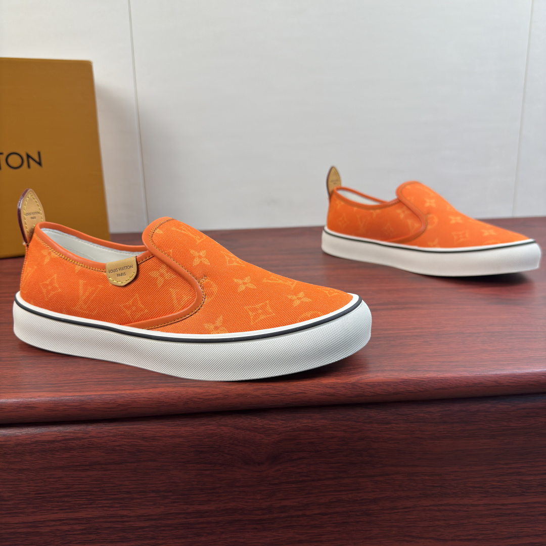NO:956964,Batch Louis Vuitton LV LAGOON canvas loafers!  Inheriting LV's century-old classic presbyopic design heritage, these lazy slip-on canvas shoes are designed for relaxed, light and luxurious wear, eliminating the need for cumbersome laces, making it easy to put on and take off every day. The shoe body is made of high-density custom-printed canvas, which is thick, wrinkle-resistant and wear-resistant. It is fully printed with the brand's iconic Monogram pattern. The printing is delicate and firm and will not fade easily. Various colors provide different styles and fun!  The side is embellished with a small genuine leather label, and the heel is equipped with cowhide pull-lugs, with details replicating the original factory workmanship. The thick anti-slip rubber outsole is soft and shock-absorbing, which will not tire your feet after long walks. The thick sole can also quietly modify the shape of the legs. The neat leg fit does not pick the shape of the foot, suitable for commuting, going out, and traveling for leisure. There is no pressure to match with suit trousers, jeans, and casual pants. Comes with a brand gift box and a complete set of dust bag accessories!  Size 39-40-41-42-43-44 leather shoe size (can be customized to 38.45.46) Item No. 0318 set of feet orange,,louis vuitton,louis vuitton,louis vuitton,jeans,cowhide19860909批 路易威登（Louis Vuitton） LV LAGOON帆布便鞋 ！ 承袭LV百年经典老花设计底蕴,这款懒人一脚蹬帆布鞋主打松弛轻奢穿搭,免去系带繁琐,日常穿脱随性自在.鞋身选用高密度定制印花帆布,面料厚实抗皱耐磨,满印品牌标志性Monogram纹样,印花细腻牢固不易掉色,多款颜色衍生不同风格趣味！侧边点缀真皮小标牌,后跟搭配牛皮提拉耳,细节复刻原厂做工.加厚防滑橡胶大底软弹减震,久走不累脚,厚底还能悄悄修饰腿型.利落套脚版型不挑脚型,通勤出街、出游休闲都能适配,搭配西裤、牛仔裤、休闲裤毫无压力.配齐品牌礼盒、防尘袋全套配件！ 尺码39-40-41-42-43-44皮鞋尺码（可定制38.45.46） 货号0318套脚 橘色,,louis vuitton,louis vuitton,louis vuitton,jeans,cowhide,Men's shoes
