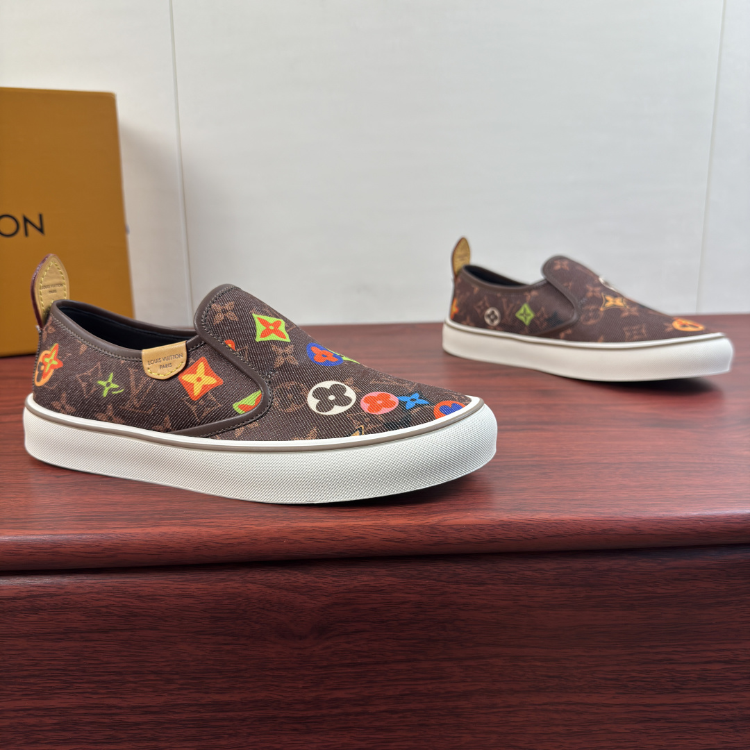 NO:956971,Batch Louis Vuitton LV LAGOON canvas loafers!  Inheriting LV's century-old classic presbyopic design heritage, these lazy slip-on canvas shoes are designed for relaxed, light and luxurious wear, eliminating the need for cumbersome laces, making it easy to put on and take off every day. The shoe body is made of high-density custom-printed canvas, which is thick, wrinkle-resistant and wear-resistant. It is fully printed with the brand's iconic Monogram pattern. The printing is delicate and firm and will not fade easily. Various colors provide different styles and fun!  The side is embellished with a small genuine leather label, and the heel is equipped with cowhide pull-lugs, with details replicating the original factory workmanship. The thick anti-slip rubber outsole is soft and shock-absorbing, which will not tire your feet after long walks. The thick sole can also quietly modify the shape of the legs. The neat leg fit does not pick the shape of the foot, suitable for commuting, going out, and traveling for leisure. There is no pressure to match with suit trousers, jeans, and casual pants. Comes with a brand gift box and a complete set of dust bag accessories!  Size 39-40-41-42-43-44 leather shoe size (can be customized to 38.45.46) Item No. 0318 set of feet coffee color, louis vuitton, louis vuitton, louis vuitton, jeans, cowhide19860909批 路易威登（Louis Vuitton） LV LAGOON帆布便鞋 ！ 承袭LV百年经典老花设计底蕴,这款懒人一脚蹬帆布鞋主打松弛轻奢穿搭,免去系带繁琐,日常穿脱随性自在.鞋身选用高密度定制印花帆布,面料厚实抗皱耐磨,满印品牌标志性Monogram纹样,印花细腻牢固不易掉色,多款颜色衍生不同风格趣味！侧边点缀真皮小标牌,后跟搭配牛皮提拉耳,细节复刻原厂做工.加厚防滑橡胶大底软弹减震,久走不累脚,厚底还能悄悄修饰腿型.利落套脚版型不挑脚型,通勤出街、出游休闲都能适配,搭配西裤、牛仔裤、休闲裤毫无压力.配齐品牌礼盒、防尘袋全套配件！ 尺码39-40-41-42-43-44皮鞋尺码（可定制38.45.46） 货号0318套脚 咖色,,louis vuitton,louis vuitton,louis vuitton,jeans,cowhide,Men's shoes
