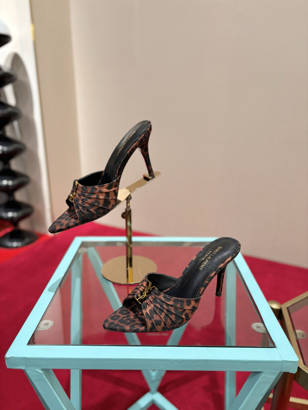 NO:905001,SAINT LAURENT Babylone pointed toe open toe gathered upper Mules slippers Super versatile and easy to control Fabric washed leopard print denim Lining sheepskin Foot padding sheepskin Heel height 10cm Size 34-39 (40.41.42 customized), high heels slippers, saint laurent, saint laurent, high heels, slippers, sheepskin19860909SAINT LAURENT圣罗兰 Babylone 尖头露趾缩褶鞋面 穆勒鞋 一字拖鞋 超级百搭款轻松驾驭 面料水洗豹纹牛仔 内里羊皮 垫脚羊皮 跟高10cm 码数34-39（40.41.42定做）,高跟鞋拖鞋,saint laurent,saint laurent,high heels,slippers,sheepskin,Women's Shoes