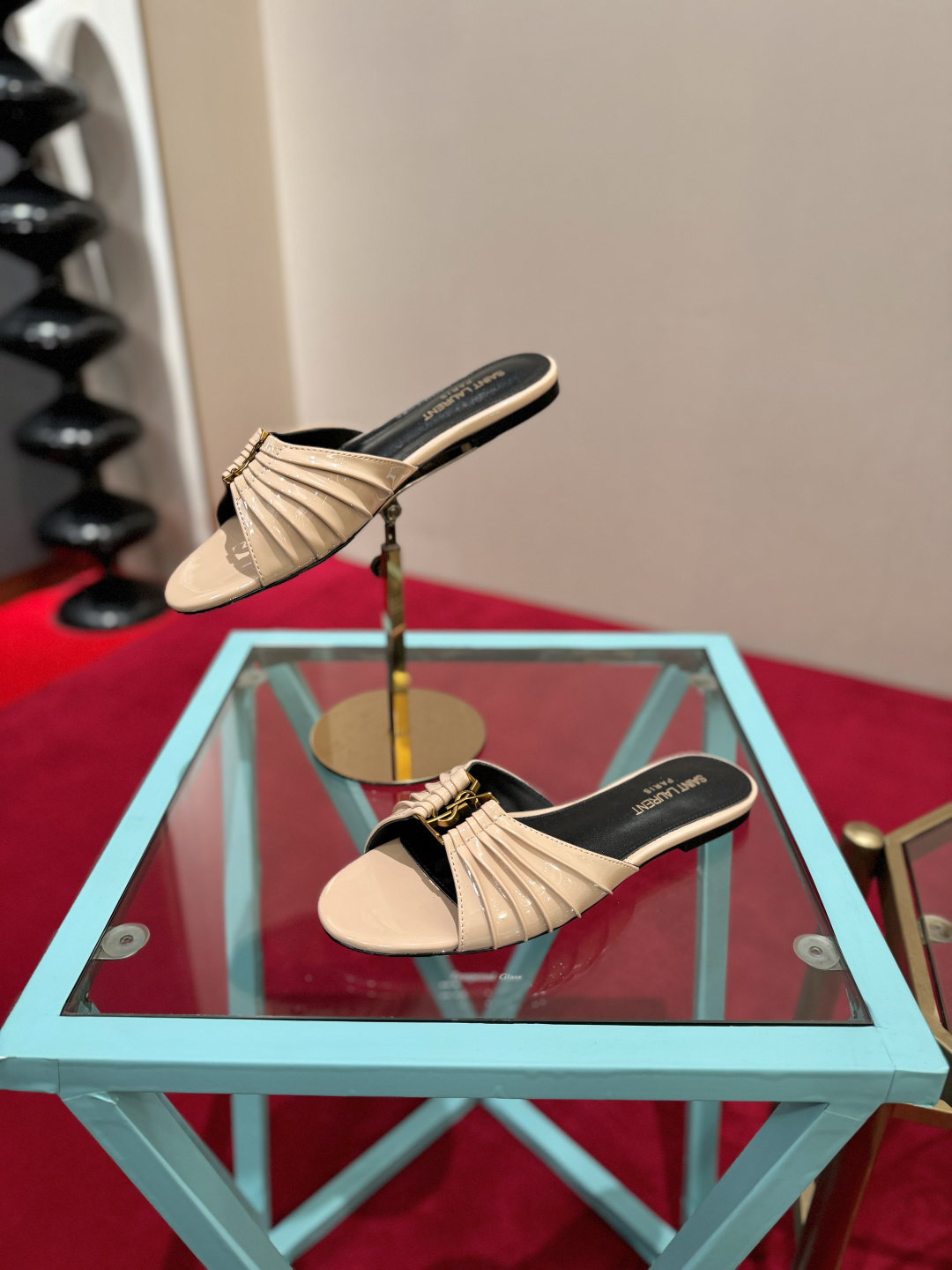 NO:904861,SAINT LAURENT Babylone Pointed toe open toe gathered upper Mules Slippers Super versatile and easy to control Fabric Patent leather Lined sheepskin Padded sheepskin Heel height 1cm Size 34-39 (40.41.42 customized), high heels slippers, saint laurent, saint laurent, high heels, slippers, sheepskin19860909SAINT LAURENT圣罗兰 Babylone 尖头露趾缩褶鞋面 穆勒鞋 一字拖鞋 超级百搭款轻松驾驭 面料漆皮 内里羊皮 垫脚羊皮 跟高1cm 码数34-39（40.41.42定做）,高跟鞋拖鞋,saint laurent,saint laurent,high heels,slippers,sheepskin,Women's Shoes