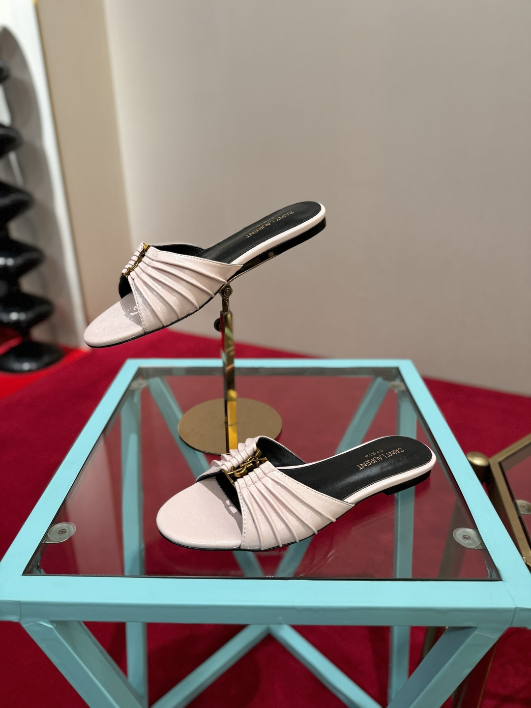NO:904878,SAINT LAURENT Babylone pointed toe open toe gathered upper Mules slippers super versatile and easy to control fabric butter leather lining sheepskin padding sheepskin heel height 1cm size 34-39 (40.41.42 customized), high heels slippers, saint laurent, saint laurent, high heels, slippers, sheepskin19860909SAINT LAURENT圣罗兰 Babylone 尖头露趾缩褶鞋面 穆勒鞋 一字拖鞋 超级百搭款轻松驾驭 面料牛油皮 内里羊皮 垫脚羊皮 跟高1cm 码数34-39（40.41.42定做）,高跟鞋拖鞋,saint laurent,saint laurent,high heels,slippers,sheepskin,Women's Shoes