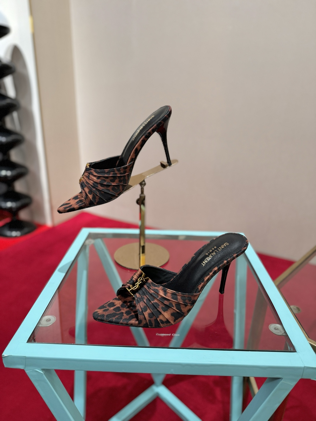 NO:904976,SAINT LAURENT Babylone pointed toe open toe gathered upper Mules slippers Super versatile and easy to control Fabric washed leopard print denim Lining sheepskin Foot padding sheepskin Heel height 10cm Size 34-39 (40.41.42 customized), high heels slippers, saint laurent, saint laurent, high heels, slippers, sheepskin19860909SAINT LAURENT圣罗兰 Babylone 尖头露趾缩褶鞋面 穆勒鞋 一字拖鞋 超级百搭款轻松驾驭 面料水洗豹纹牛仔 内里羊皮 垫脚羊皮 跟高10cm 码数34-39（40.41.42定做）,高跟鞋拖鞋,saint laurent,saint laurent,high heels,slippers,sheepskin,Women's Shoes
