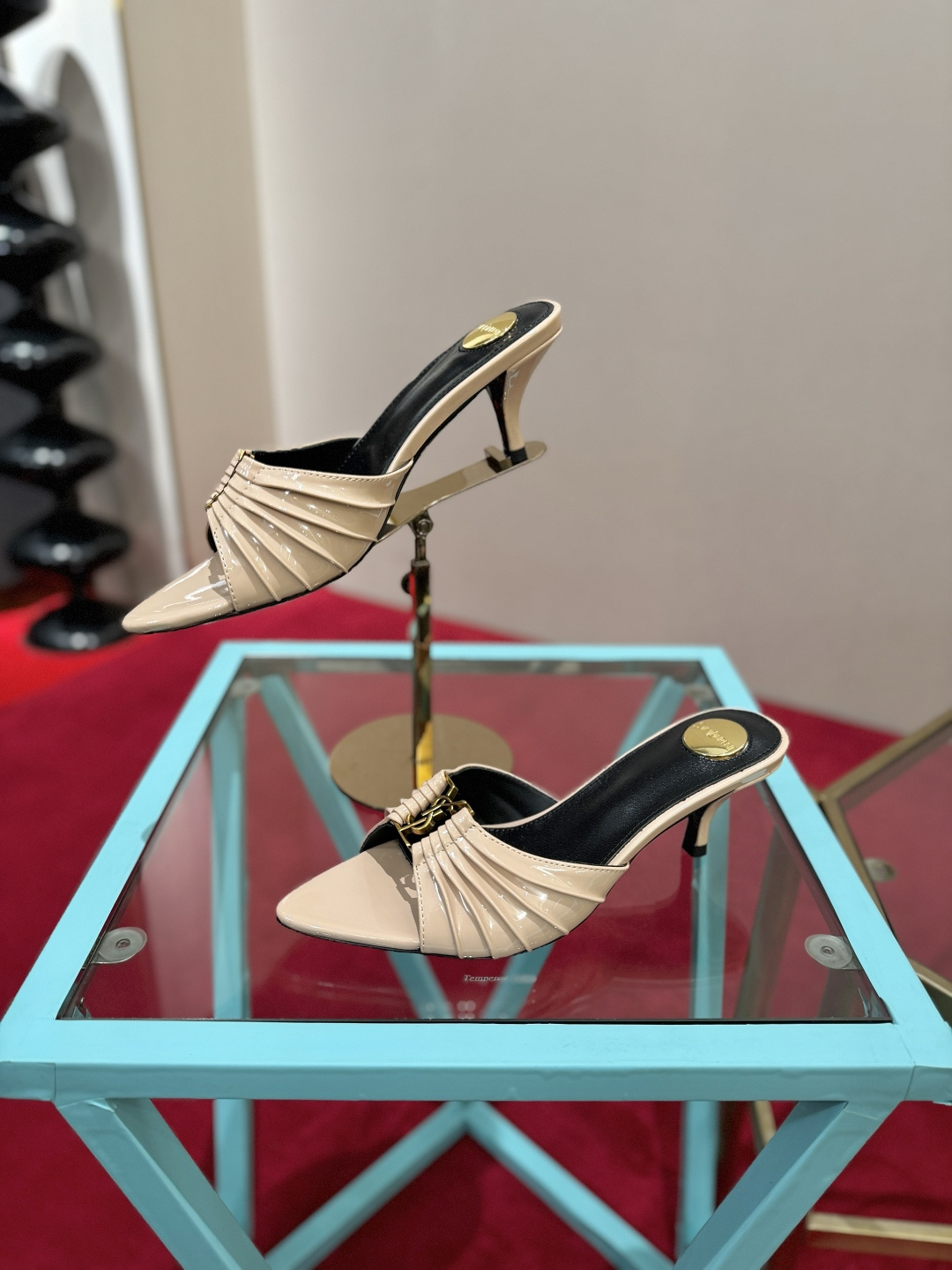 NO:904946,SAINT LAURENT Babylone Pointed toe open toe gathered upper Mules Slippers Super versatile and easy to control Fabric Patent leather Lined sheepskin Padded sheepskin Heel height 6cm Size 34-39 (40.41.42 customized), high heels and slippers, saint laurent, saint laurent, high heels, slippers, sheepskin19860909SAINT LAURENT圣罗兰 Babylone 尖头露趾缩褶鞋面 穆勒鞋 一字拖鞋 超级百搭款轻松驾驭 面料漆皮 内里羊皮 垫脚羊皮 跟高6cm 码数34-39（40.41.42定做）,高跟鞋拖鞋,saint laurent,saint laurent,high heels,slippers,sheepskin,Women's Shoes