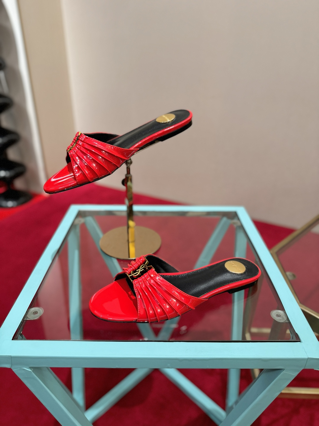 NO:904437,SAINT LAURENT Babylone Pointed toe open toe gathered upper Mules Slippers Super versatile and easy to control Fabric Patent leather Lined sheepskin Padded sheepskin Heel height 1cm Size 34-39 (40.41.42 customized), high heels slippers, saint laurent, saint laurent, high heels, slippers, sheepskin19860909SAINT LAURENT圣罗兰 Babylone 尖头露趾缩褶鞋面 穆勒鞋 一字拖鞋 超级百搭款轻松驾驭 面料漆皮 内里羊皮 垫脚羊皮 跟高1cm 码数34-39（40.41.42定做）,高跟鞋拖鞋,saint laurent,saint laurent,high heels,slippers,sheepskin,Women's Shoes