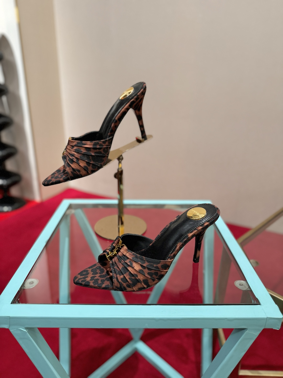 NO:904963,SAINT LAURENT Babylone pointed toe open toe gathered upper Mules slippers Super versatile and easy to control Fabric washed leopard print denim Lining sheepskin Foot padding sheepskin Heel height 10cm Size 34-39 (40.41.42 customized), high heels slippers, saint laurent, saint laurent, high heels, slippers, sheepskin19860909SAINT LAURENT圣罗兰 Babylone 尖头露趾缩褶鞋面 穆勒鞋 一字拖鞋 超级百搭款轻松驾驭 面料水洗豹纹牛仔 内里羊皮 垫脚羊皮 跟高10cm 码数34-39（40.41.42定做）,高跟鞋拖鞋,saint laurent,saint laurent,high heels,slippers,sheepskin,Women's Shoes