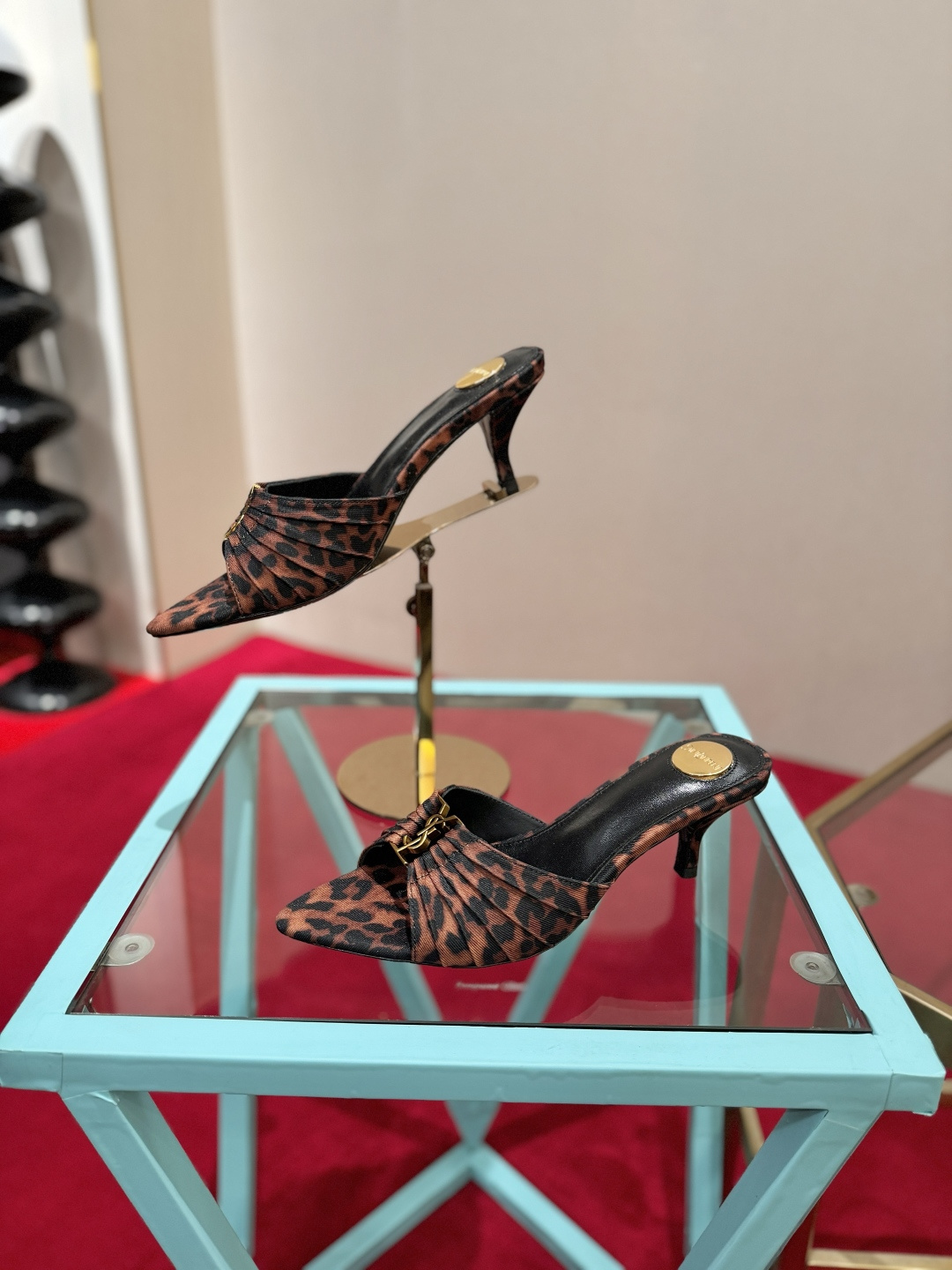 NO:904979,SAINT LAURENT Babylone pointed open toe gathered upper Mules slippers super versatile and easy to control fabric washed leopard denim lining sheepskin padding sheepskin heel height 6cm size 34-39 (40.41.42 customized), high heels slippers, saint laurent, saint laurent, high heels, slippers, sheepskin19860909SAINT LAURENT圣罗兰 Babylone 尖头露趾缩褶鞋面 穆勒鞋 一字拖鞋 超级百搭款轻松驾驭 面料水洗豹纹牛仔 内里羊皮 垫脚羊皮 跟高6cm 码数34-39（40.41.42定做）,高跟鞋拖鞋,saint laurent,saint laurent,high heels,slippers,sheepskin,Women's Shoes
