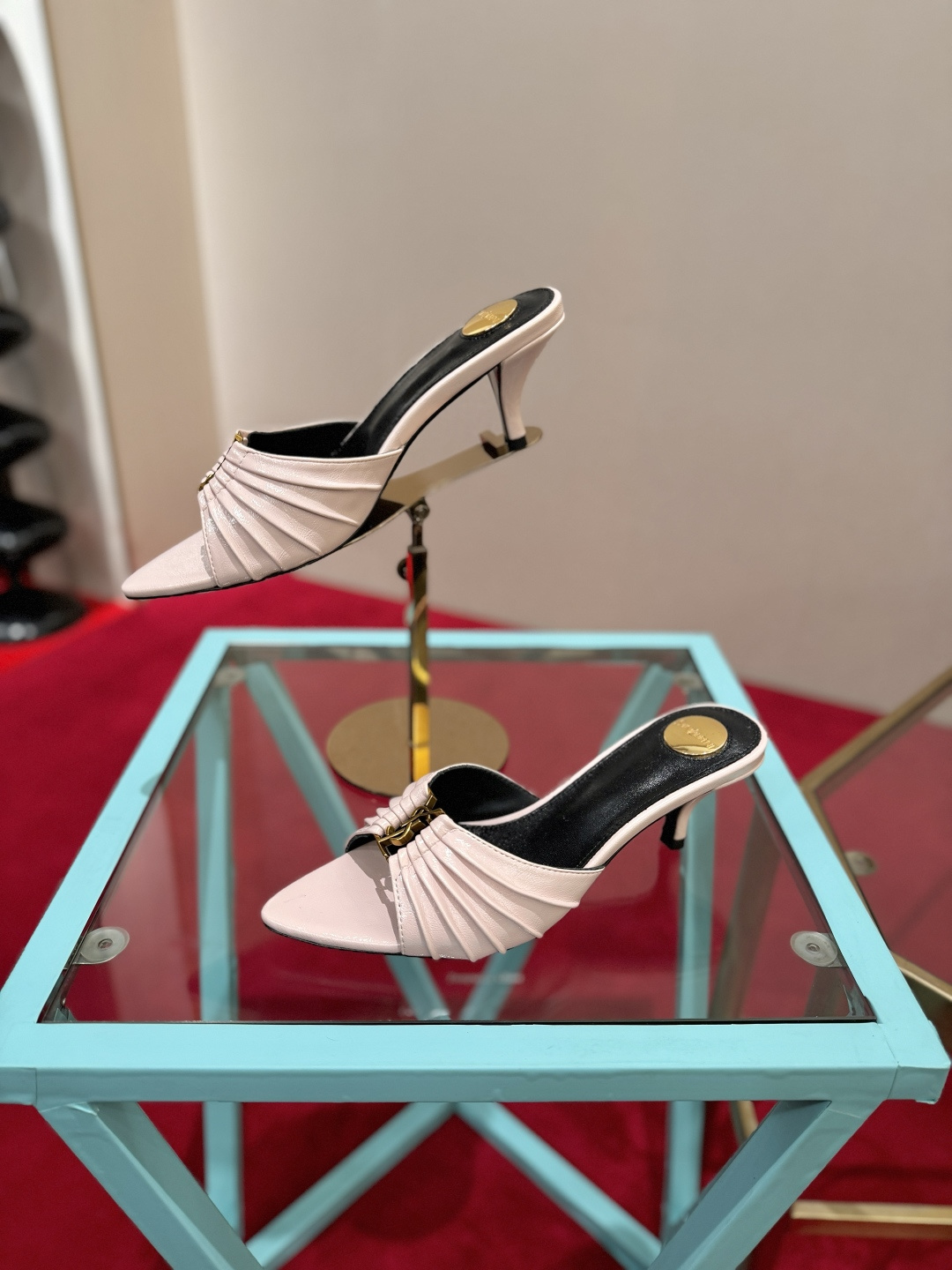 NO:904427,SAINT LAURENT Babylone Pointed toe open toe gathered upper Mules Slippers Super versatile and easy to control Fabric Butter leather Lined sheepskin Padded sheepskin Heel height 6cm Size 34-39 (40.41.42 customized), high heels slippers, saint laurent, saint laurent, high heels, slippers, sheepskin19860909SAINT LAURENT圣罗兰 Babylone 尖头露趾缩褶鞋面 穆勒鞋 一字拖鞋 超级百搭款轻松驾驭 面料牛油皮 内里羊皮 垫脚羊皮 跟高6cm 码数34-39（40.41.42定做）,高跟鞋拖鞋,saint laurent,saint laurent,high heels,slippers,sheepskin,Women's Shoes