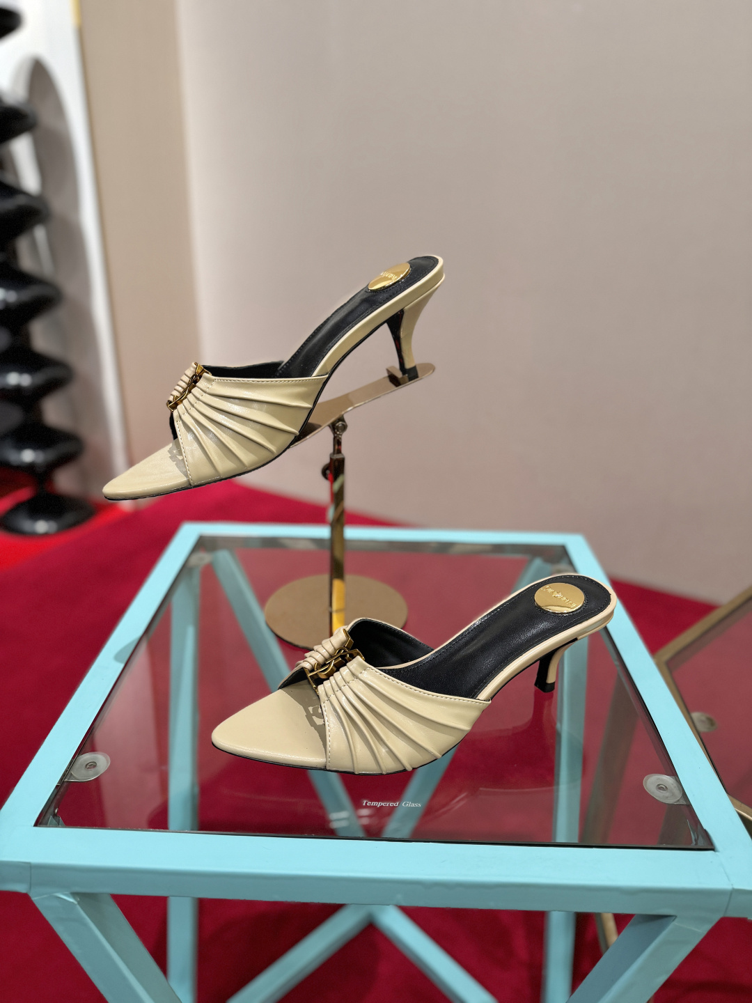 NO:904920,SAINT LAURENT Babylone Pointed toe open toe gathered upper Mules Slippers Super versatile and easy to control Fabric Butter leather Lined sheepskin Padded sheepskin Heel height 6cm Size 34-39 (40.41.42 customized), high heels slippers, saint laurent, saint laurent, high heels, slippers, sheepskin19860909SAINT LAURENT圣罗兰 Babylone 尖头露趾缩褶鞋面 穆勒鞋 一字拖鞋 超级百搭款轻松驾驭 面料牛油皮 内里羊皮 垫脚羊皮 跟高6cm 码数34-39（40.41.42定做）,高跟鞋拖鞋,saint laurent,saint laurent,high heels,slippers,sheepskin,Women's Shoes