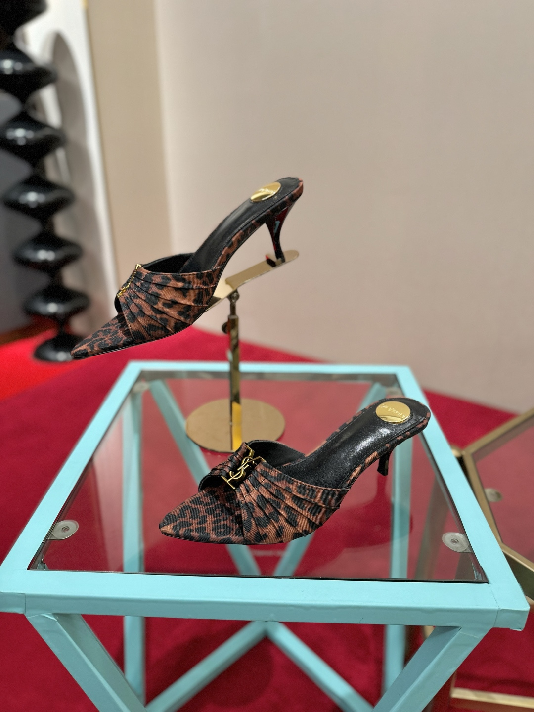 NO:904908,SAINT LAURENT Babylone pointed open toe gathered upper Mules slippers super versatile and easy to control fabric washed leopard denim lining sheepskin padding sheepskin heel height 6cm size 34-39 (40.41.42 customized), high heels slippers, saint laurent, saint laurent, high heels, slippers, sheepskin19860909SAINT LAURENT圣罗兰 Babylone 尖头露趾缩褶鞋面 穆勒鞋 一字拖鞋 超级百搭款轻松驾驭 面料水洗豹纹牛仔 内里羊皮 垫脚羊皮 跟高6cm 码数34-39（40.41.42定做）,高跟鞋拖鞋,saint laurent,saint laurent,high heels,slippers,sheepskin,Women's Shoes