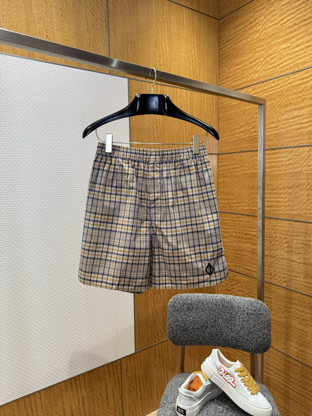 NO:827775,Dior plaid logo embroidered shorts ———————— Made of beige cotton blended fabric, the fabric is comfortable and soft, skin-friendly and breathable, and has good sweat-absorbing effect. It is decorated with plaid pattern throughout, embellished with brand logo letter embroidery, elastic elastic waistband, side slit pockets, classic version, can be matched with many types of clothing to create a fashionable look, customized accessories, complete three labels, same style for men and women!  ————————8834088 Material cotton Loose fit Color plaid Size S/M/L/XL, Dior-clothing, dior, shorts,19860909迪奥格纹标识刺绣短裤 ———————— 采用米色棉质混纺面料,面料舒适柔软,亲肤透气,吸汗效果佳,全幅饰以格子图案,点缀品牌标识字母刺绣,弹力松紧带腰围,侧面开缝口袋,经典版型,能与多类型服饰搭配营造时尚造型,定制辅料,三标齐全,男女同款！ ————————8834088 材质棉 版型宽松 颜色格纹 尺码S/M/L/XL,迪奥-服装,dior,shorts,,Women's clothing
