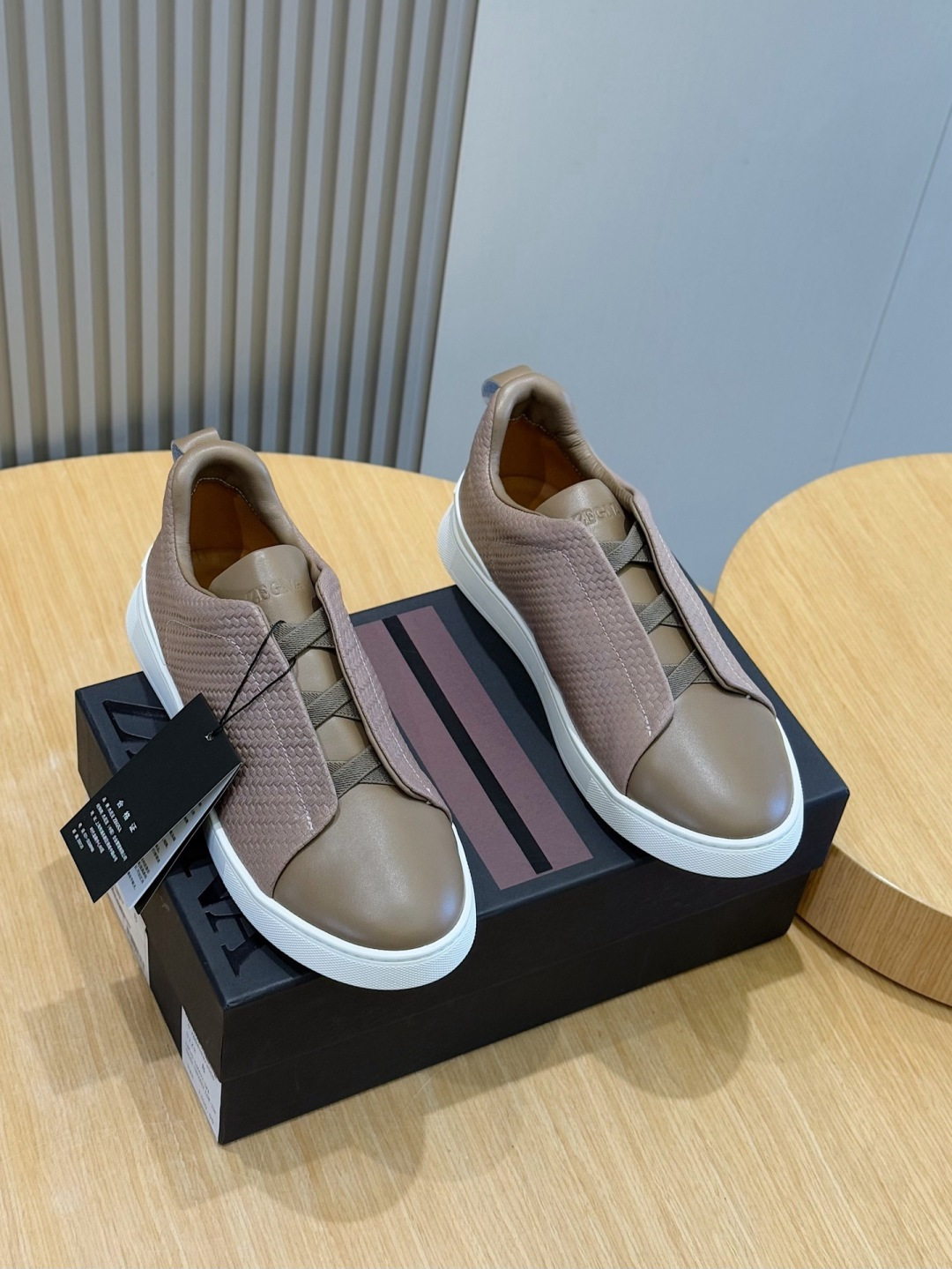 NO:283109,KING Trie Stitch couple sneakers Trie Stitch is one of the symbolic shoe styles, decorated with iconic triple inspection details, which not only facilitates putting on and taking off, but also makes the tailor-stitched stitch more eye-catching. Imported suede, cowhide, original light rubber outsole Size: 36-44 (customized for 35.38.45.46), sneakers, cowhide, chamois leather19860909KING Trie Stitch情侣款运动鞋 Trie Stitch是的象征性鞋履风格之一,饰有标志性三重检查细节,不但便于穿脱,而且让精裁手缝线迹更引人瞩目.进口麂皮,牛皮内里,原厂轻盈橡胶外底 Size:36-44(35.38.45.46定做）,,sneakers,cowhide,chamois leather,Men's shoes