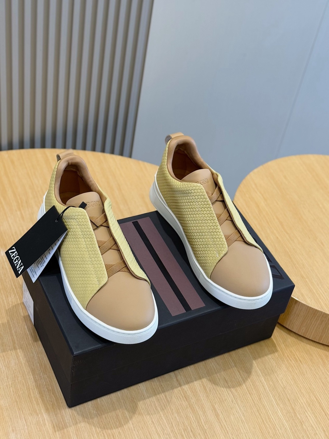 NO:283114,KING Trie Stitch couple sneakers Trie Stitch is one of the symbolic shoe styles, decorated with iconic triple inspection details, which not only facilitates putting on and taking off, but also makes the tailor-stitched stitch more eye-catching. Imported suede, cowhide, original light rubber outsole Size: 36-44 (customized for 35.38.45), Sneakers, cowhide, chamois leather19860909KING Trie Stitch情侣款运动鞋 Trie Stitch是的象征性鞋履风格之一,饰有标志性三重检查细节,不但便于穿脱,而且让精裁手缝线迹更引人瞩目.进口麂皮,牛皮内里,原厂轻盈橡胶外底 Size:36-44(35.38.45定做）,,sneakers,cowhide,chamois leather,Men's shoes