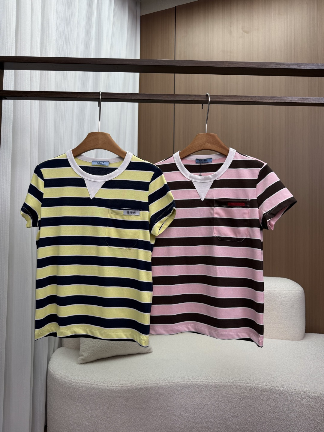 NO:835725,Prada/Prada Women's Bayadere short-sleeved striped cotton T-shirt!  Who doesn’t own this treasured T-shirt from Prada’s early spring?   At first glance, I was attracted by its aged texture!  The high-count cotton fabric has undergone a special washing process to present a soft, waxy and retro tone, as if it has its own time filter, and it directly adds a sense of luxury!   A must-see for those who appreciate details!  The round neck is spliced with a white triangle collar piece. This discreet design is really ingenious to the brand, simple yet unique. The loose shoulder cut is super friendly to all body shapes, and it gives a lazy and casual atmosphere when worn. The micro logo on the left chest pocket is low-key and delicate, not too ostentatious, but can inadvertently show your good taste.  Pair it with jeans to easily create a relaxed look, as if you are walking on the streets in spring, feeling comfortable and comfortable; layering a shirt can create a full sense of layering, making your early spring look even more outstanding!   Hey guys, this new Prada T-shirt is really the finishing touch to your early spring look, I’m impressed!  ,,prada,prada,jeans,shirts,T-shirt,tees,t-shirt,19860909Prada/普拉达女士Bayadere 短袖条纹棉T恤！ 是谁还没拥有Prada早春的这件宝藏T恤？  第一眼就被它的做旧质感吸引住了！高支棉面料经过特殊水洗工艺,呈现出那种柔糯又复古的色调,仿佛自带时光滤镜,高级感直接拉满！  细节控必看看！圆领处拼接了白色三角领片,这种小心机设计真的超有品牌巧思,简约又不失独特感~ 宽松落肩的剪裁,对各种身形都超级友好,穿上就是慵懒又随性的氛围感.  左胸口袋的微型标识,低调又精致,不会过于张扬,却又能在不经意间彰显你的好品味.  搭配牛仔裤,轻松打造松弛感穿搭,仿佛漫步在春日的街头,自在又惬意；叠穿衬衫,又能营造出满满的层次感,让你的早春造型更加出彩！  宝子们,这件Prada新款T恤真的是早春造型的点睛之笔,都给我冲鸭！,,prada,prada,jeans,shirts,T-shirt,tees，t-shirt,,Women's clothing