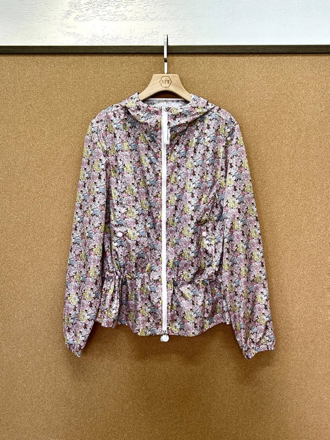 NO:842510,Authentic Aigao (standard) floral sun protection jacket, light and breathable, slim fit, just needed when going out in summer. The color is fresh, with waist design, sun protection and versatile, the real thing is very beautiful19860909艾高正品（标 碎花防晒衣,轻薄透气,版型显瘦,夏日出门刚需 花色清新,带收腰设计,防晒又百搭,实物超好看 艾高正品（标） 连帽防晒外套,两面花色都很绝,上身清爽不闷汗,夏日氛围感拉满,,jackets & coats,hats,,Women's clothing