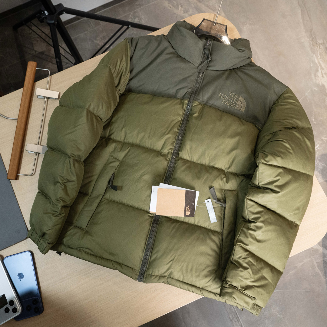 特价💰90 元旦福利‼️‼️‼️
𝗧𝗛𝗘 𝗡𝗢𝗥𝗧𝗛 𝗙𝗔𝗖𝗘 ｜北面 𝟭𝟵𝟵𝟲 经典款 羽绒服
𝗦𝗶𝘇𝗲：𝗫𝗦 𝗦 𝗠 𝗟 𝗫𝗟 𝗫𝗫𝗟 
产品配色：粉色、酒红色、白色、抹茶绿、拼接小麦、拼接绿、蓝绿拼接asdd07