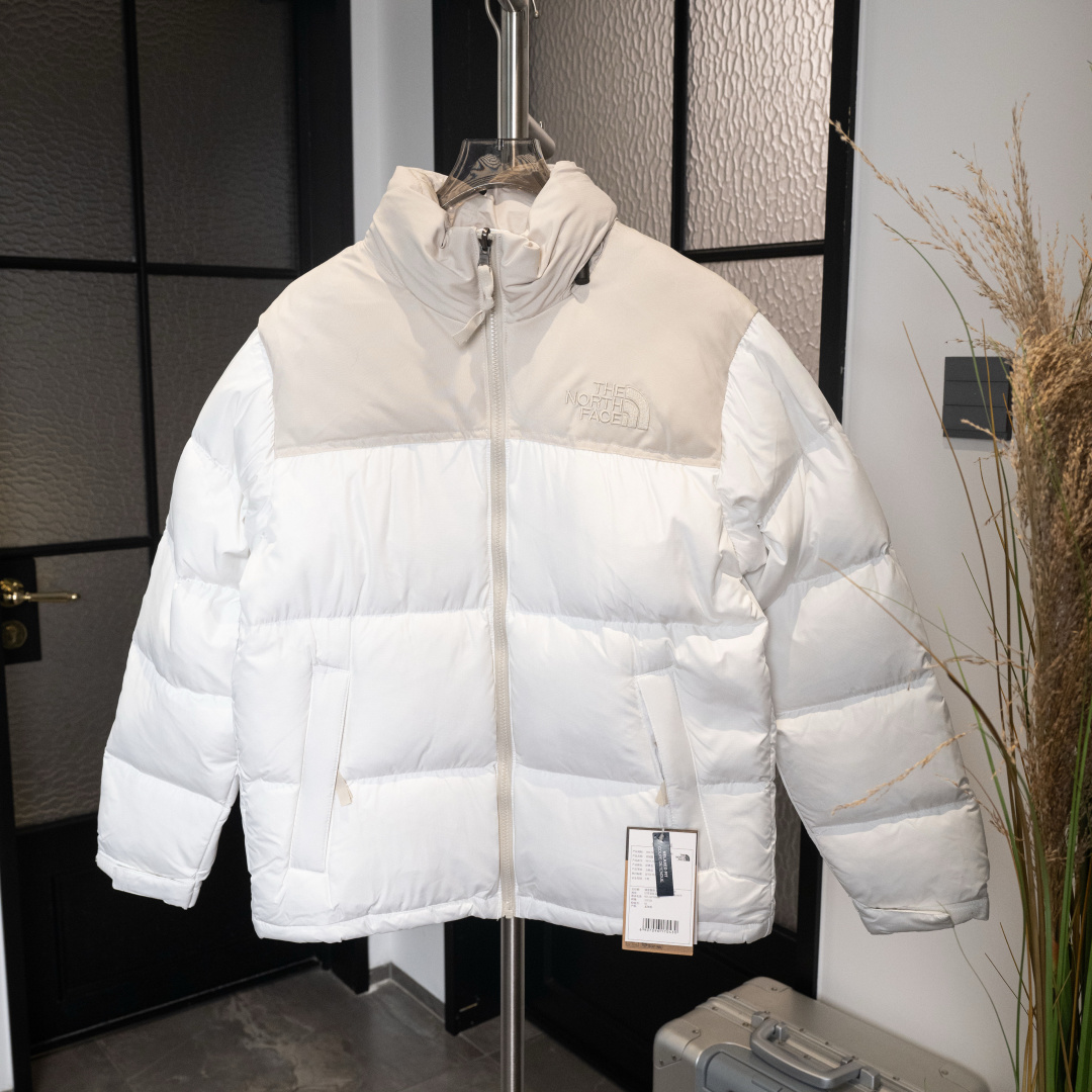 9色福利 元旦特价💰90 降‼️‼️‼️
𝗧𝗛𝗘 𝗡𝗢𝗥𝗧𝗛 𝗙𝗔𝗖𝗘 ｜北面 𝟭𝟵𝟵𝟲 经典款 羽绒服
𝗦𝗶𝘇𝗲：𝗫𝗦 𝗦 𝗠 𝗟 𝗫𝗟 𝗫𝗫𝗟 
产品配色：粉色、酒红色、白色、抹茶绿、拼接小麦、拼接绿、蓝绿拼接asdd07