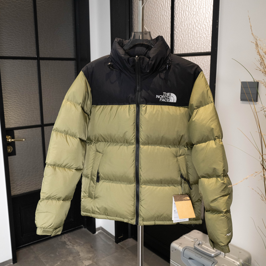 特价💰90 元旦福利‼️‼️‼️
𝗧𝗛𝗘 𝗡𝗢𝗥𝗧𝗛 𝗙𝗔𝗖𝗘 ｜北面 𝟭𝟵𝟵𝟲 经典款 羽绒服
𝗦𝗶𝘇𝗲：𝗫𝗦 𝗦 𝗠 𝗟 𝗫𝗟 𝗫𝗫𝗟 
产品配色：粉色、酒红色、白色、抹茶绿、拼接小麦、拼接绿、蓝绿拼接asdd07