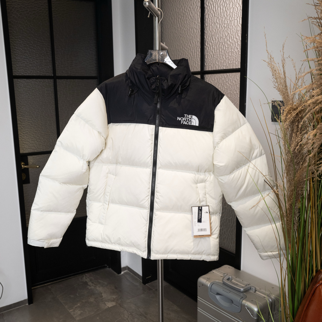 特价💰90 元旦福利‼️‼️‼️
𝗧𝗛𝗘 𝗡𝗢𝗥𝗧𝗛 𝗙𝗔𝗖𝗘 ｜北面 𝟭𝟵𝟵𝟲 经典款 羽绒服
𝗦𝗶𝘇𝗲：𝗫𝗦 𝗦 𝗠 𝗟 𝗫𝗟 𝗫𝗫𝗟 
产品配色：粉色、酒红色、白色、抹茶绿、拼接小麦、拼接绿、蓝绿拼接asdd07