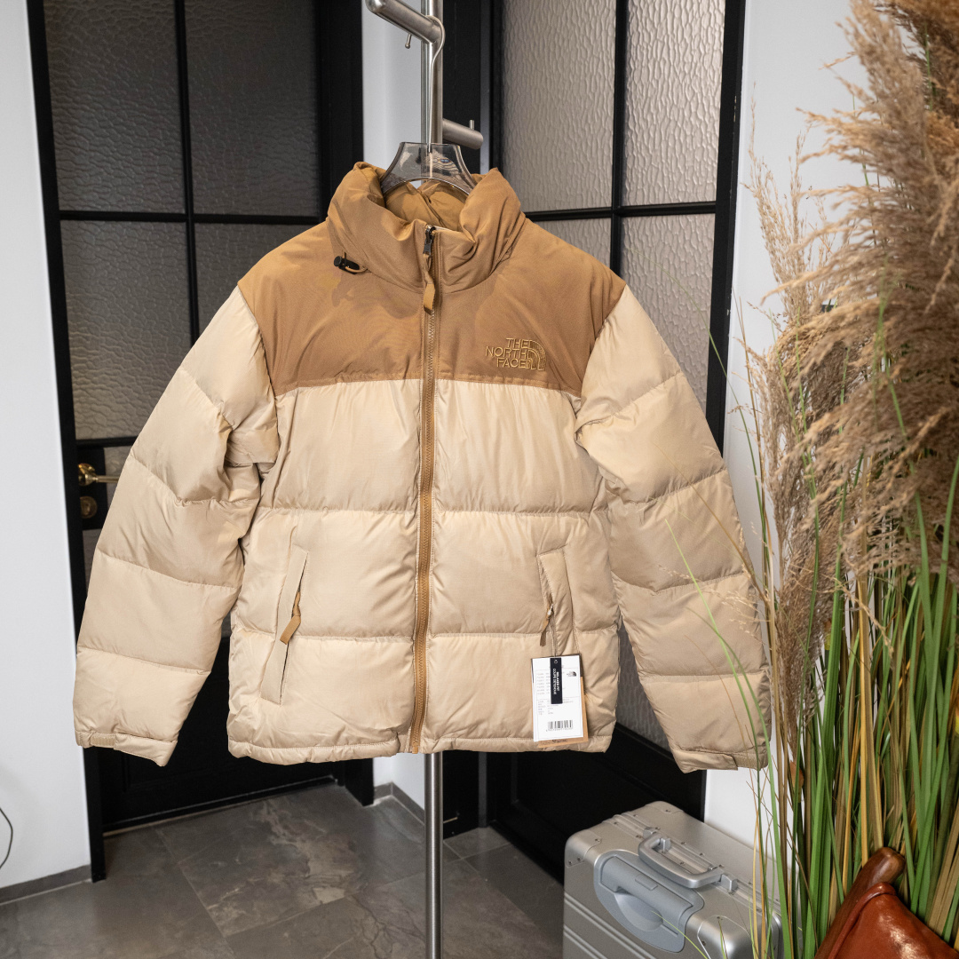 特价💰90 元旦福利‼️‼️‼️
𝗧𝗛𝗘 𝗡𝗢𝗥𝗧𝗛 𝗙𝗔𝗖𝗘 ｜北面 𝟭𝟵𝟵𝟲 经典款 羽绒服
𝗦𝗶𝘇𝗲：𝗫𝗦 𝗦 𝗠 𝗟 𝗫𝗟 𝗫𝗫𝗟 
产品配色：粉色、酒红色、白色、抹茶绿、拼接小麦、拼接绿、蓝绿拼接asdd07