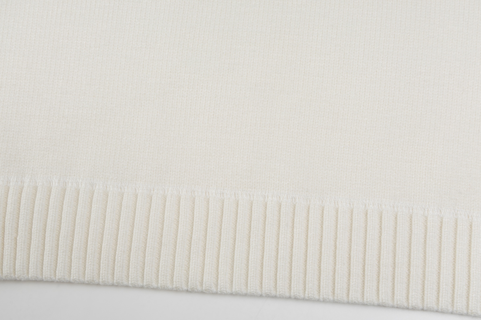 Prada Collar Triangular Woolen Sweater with Exclusive Market Design and Customized Water Washing - 图片 4