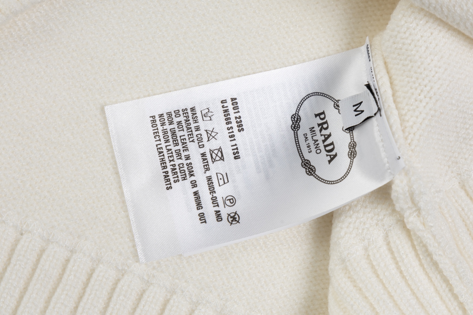 Prada Collar Triangular Woolen Sweater with Exclusive Market Design and Customized Water Washing - 图片 7