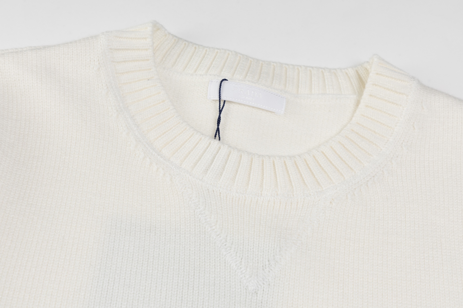 Prada Collar Triangular Woolen Sweater with Exclusive Market Design and Customized Water Washing - 图片 8