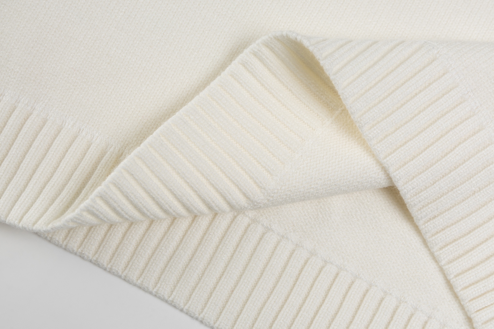 Prada Collar Triangular Woolen Sweater with Exclusive Market Design and Customized Water Washing - 图片 9