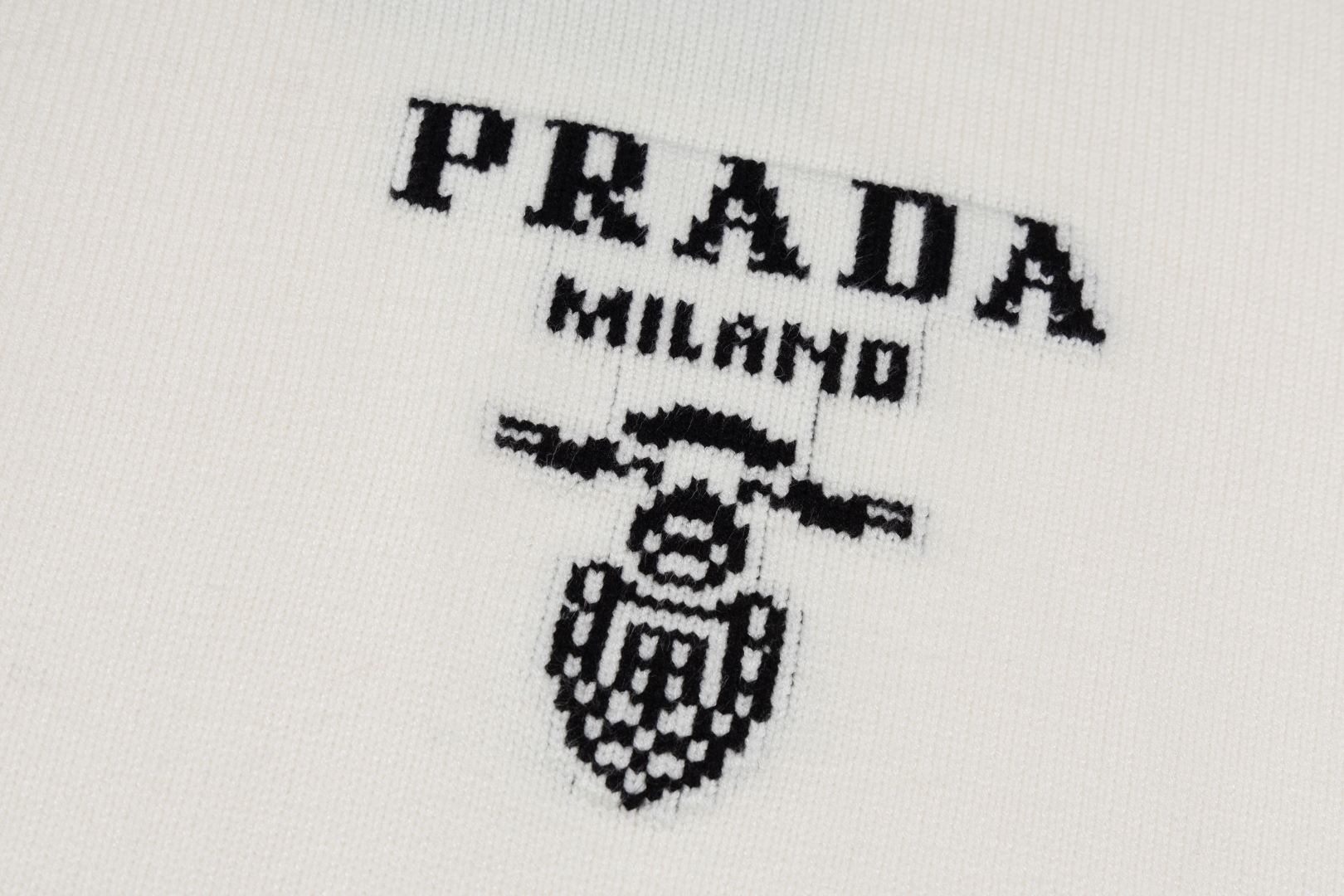 Prada Collar Triangular Woolen Sweater with Exclusive Market Design and Customized Water Washing - 图片 3