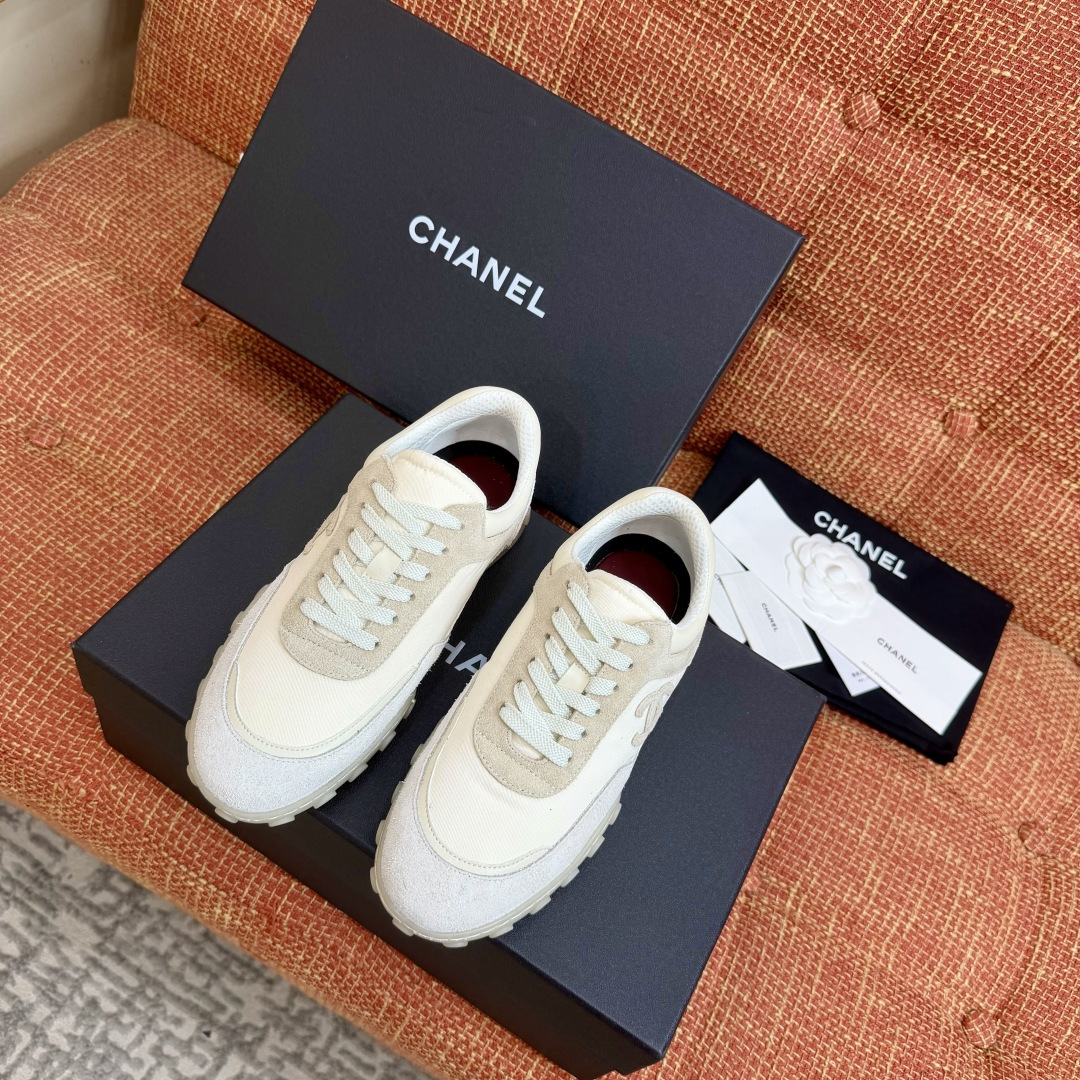 Женские кроссовки Chanel бежевые