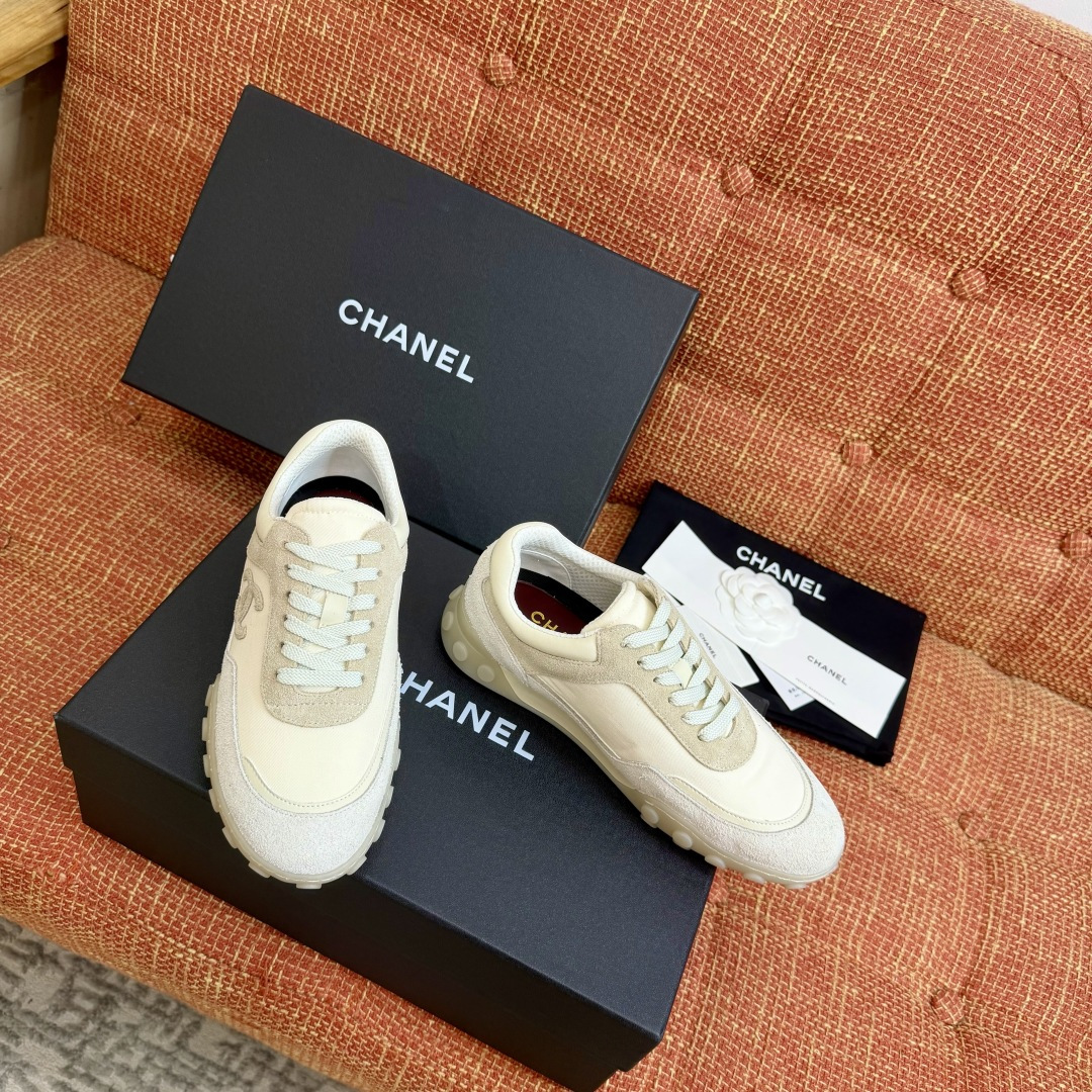 Женские кроссовки Chanel бежевые