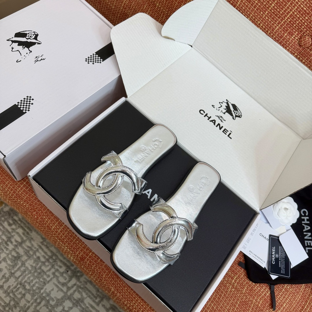 Сандалии женские серебристые с двойным логотипом Chanel