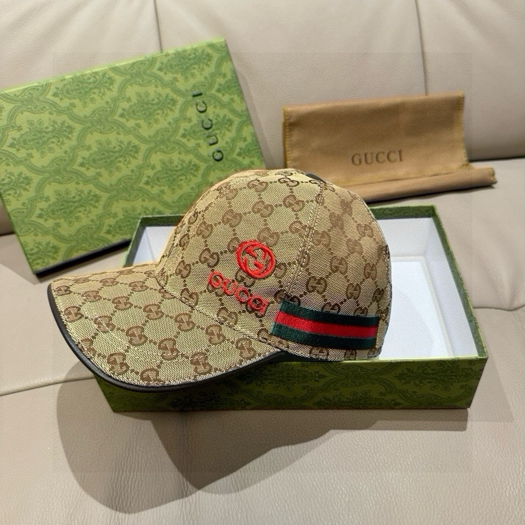 \n万年经典款出货！\n配盒子布袋，Gucci(古奇)经典原单棒球帽gucci小刺绣，专柜:开模订制，最高版本，原版帆布料 头层牛皮，纯棉内里，轻盈透气！实物拍摄，四季百搭男女适用，基础头围，贴片可调节。