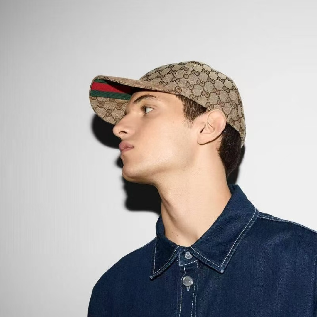 NO:224558,Buy Original version shipped!  With box cloth bag, Gucci's latest original single baseball cap, wide version of webbing. 1:1 mold opening customization for the counter, the highest version, original canvas   top layer of cowhide, light and breathable!  Real-life photography, all-matched for men and women in all seasons, basic head circumference 56, patch adjustable. Hats, straw hat, fisherman hat, baseball hat, knit hat, hat, gucci, espadrilles, cowhide, hats19860909批 原单版本出货！ 配盒子布袋,Gucci(古奇)最新原单棒球帽,宽版织带.专柜1:1开模订制,最高版本,原版帆布料 头层牛皮,轻盈透气！实物拍摄,四季百搭男女适用,基础头围56,贴片可调节.帽子草帽渔夫帽棒球帽针织帽,帽子,gucci,espadrilles,cowhide,hats,hat