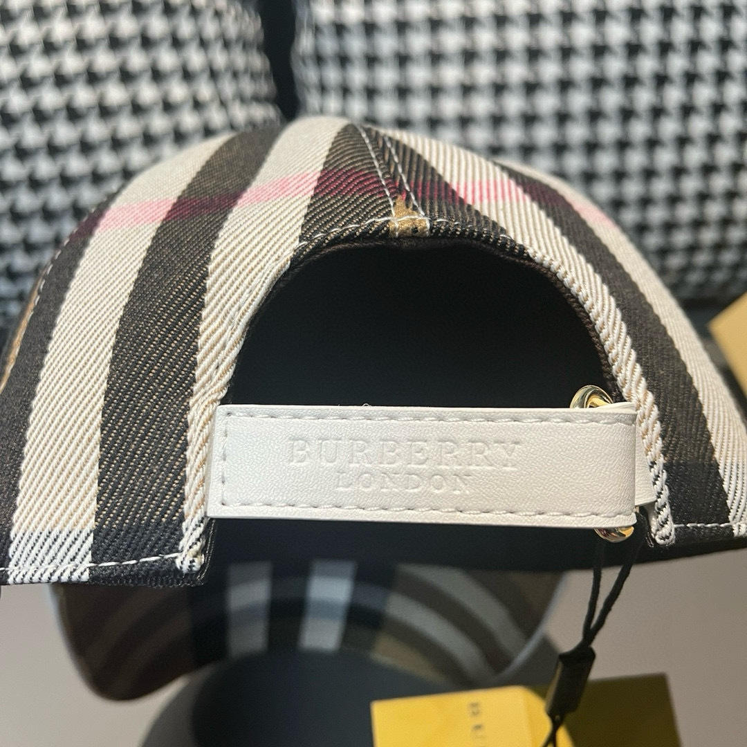 
配盒子布袋，Burberry（巴宝莉）新款原单棒球帽，11开模订制，标志性战马刺绣，精致无暇！原版斜纹