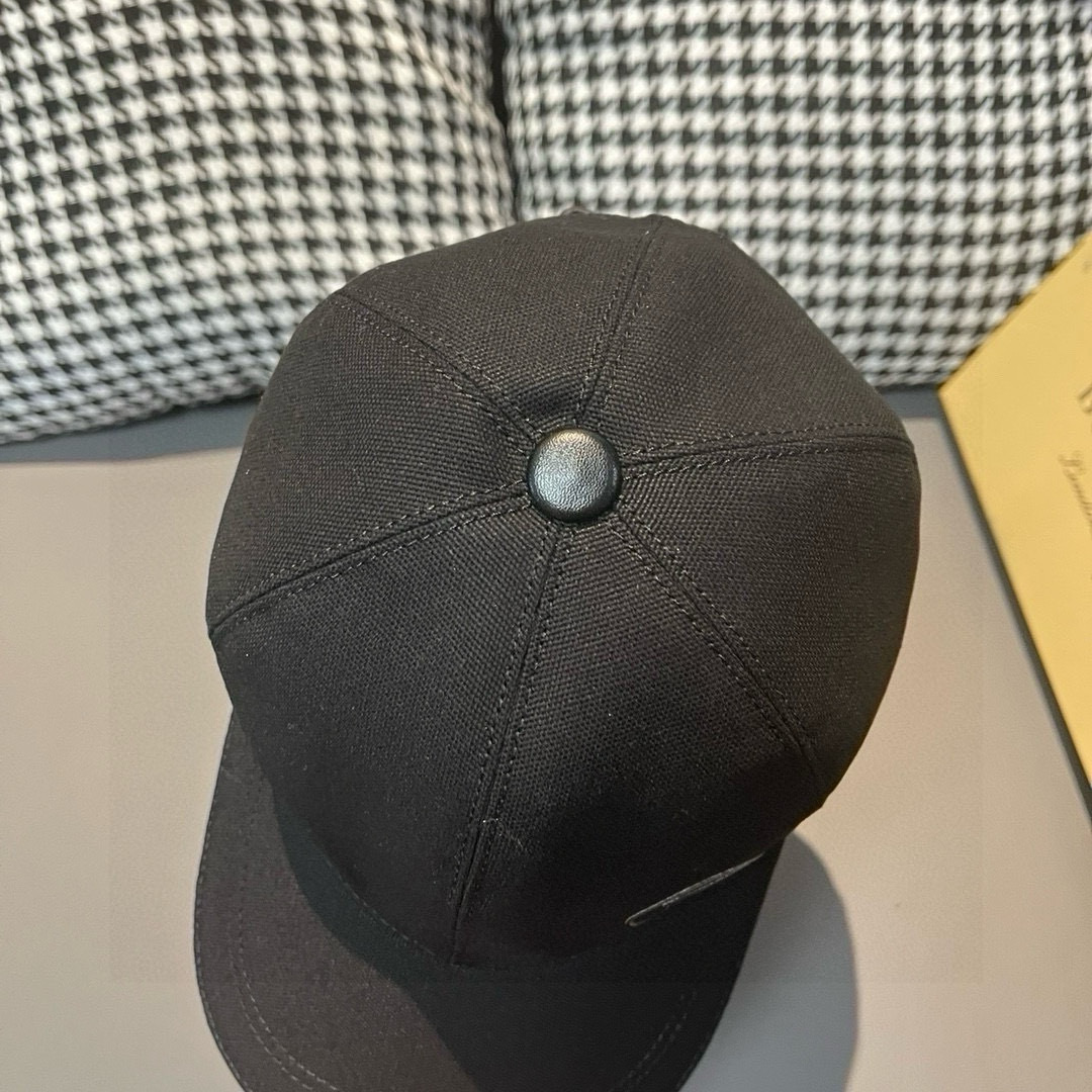 
配盒子布袋，Burberry（巴宝莉）最新款原单棒球帽，11开模订制，猛虎胶印！原版帆布面料+头层牛皮