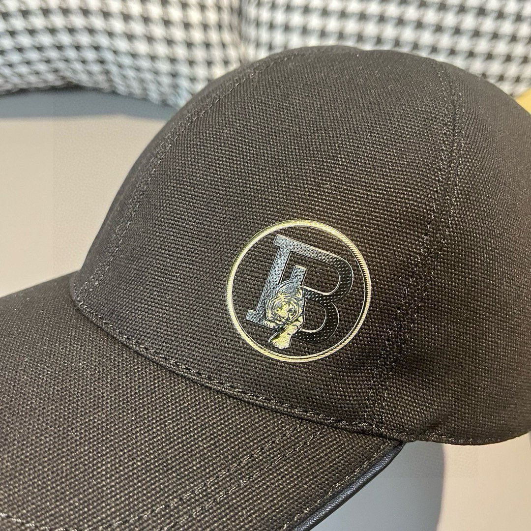 
配盒子布袋，Burberry（巴宝莉）最新款原单棒球帽，11开模订制，猛虎胶印！原版帆布面料+头层牛皮