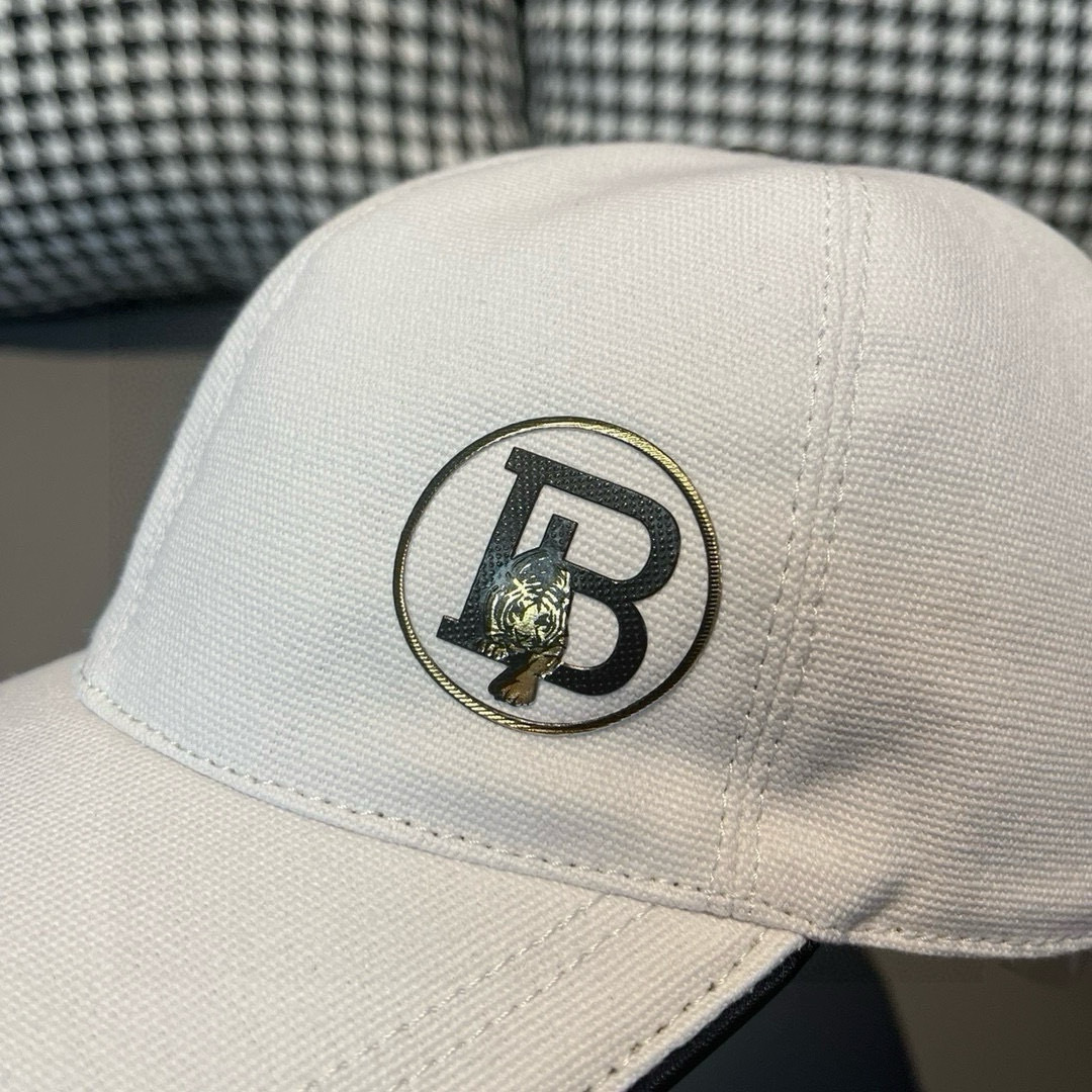 
配盒子布袋，Burberry（巴宝莉）最新款原单棒球帽，11开模订制，猛虎胶印！原版帆布面料+头层牛皮