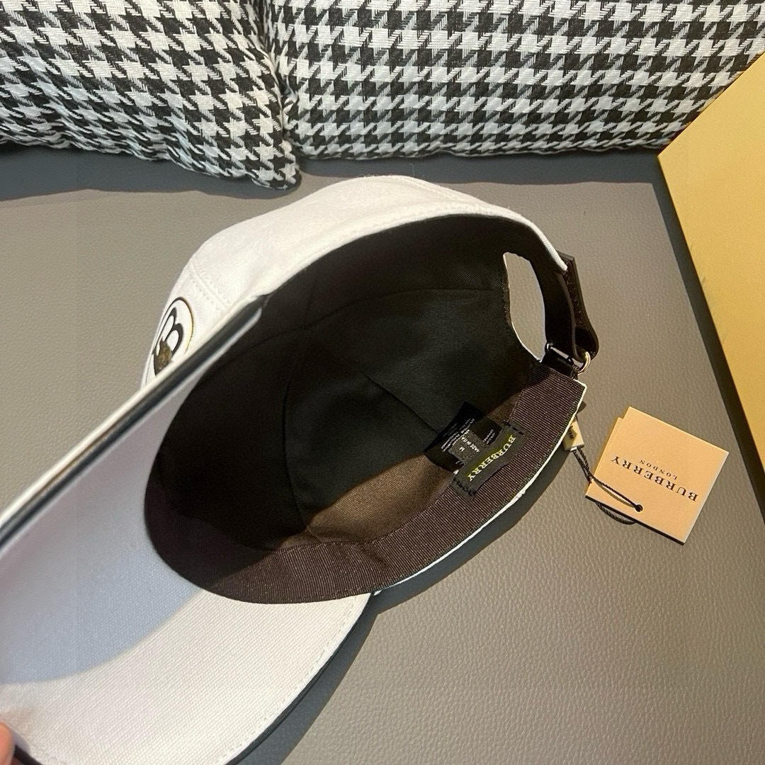 
配盒子布袋，Burberry（巴宝莉）最新款原单棒球帽，11开模订制，猛虎胶印！原版帆布面料+头层牛皮