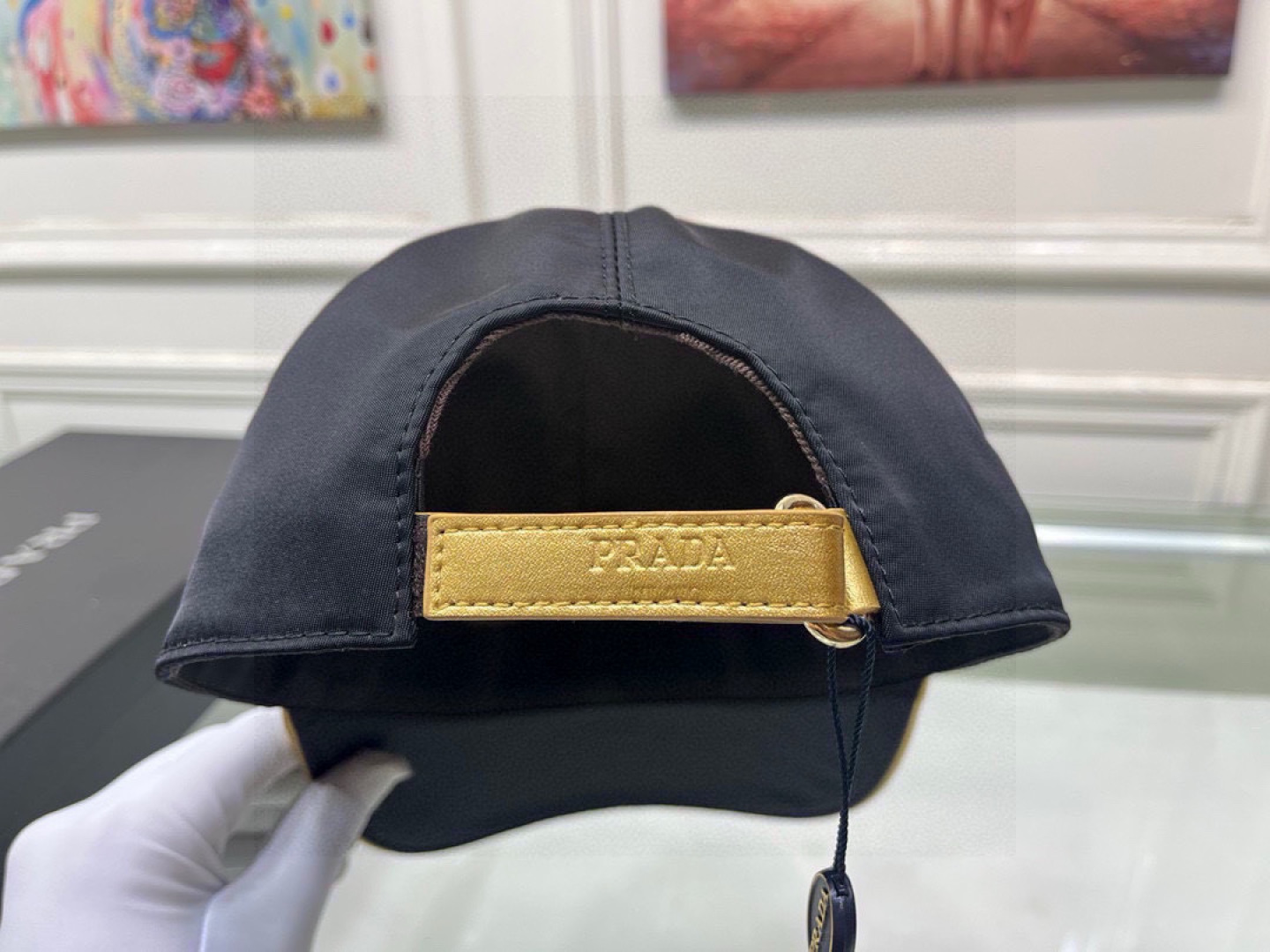 
配盒子布袋，Prada(普拉达)新款原单棒球帽， 11开模订制，原版牛津布料+头层牛皮，做工完美，质量