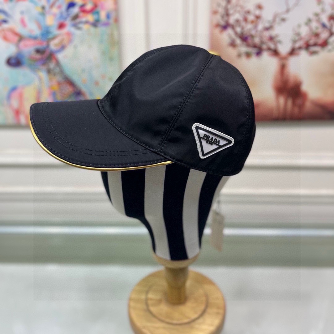 
配盒子布袋，Prada(普拉达)新款原单棒球帽， 11开模订制，原版牛津布料+头层牛皮，做工完美，质量