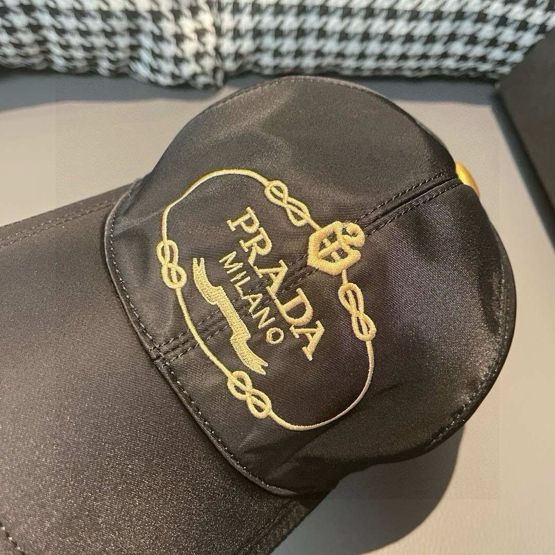 
配包装布袋，Prada(普拉达)新款原单棒球帽， 金丝刺绣，11开模订制，原厂金丝线精细刺绣，原版牛津