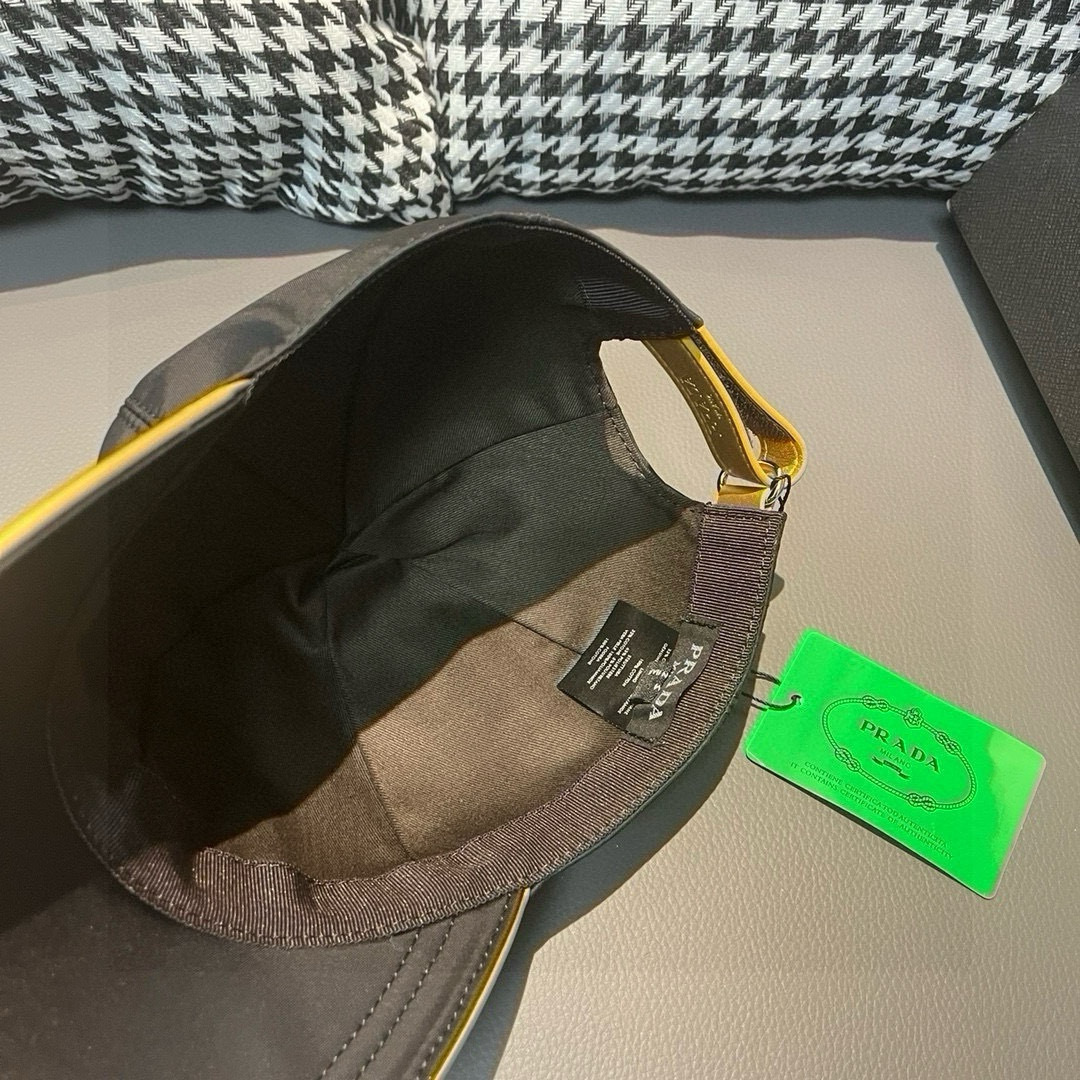 
配包装布袋，Prada(普拉达)新款原单棒球帽， 金丝刺绣，11开模订制，原厂金丝线精细刺绣，原版牛津