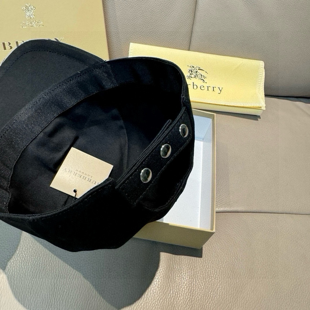 
配盒子布袋，Burberry（巴宝莉）专柜爆款原单棒球帽，11开模订制，立体刺绣，精致无暇！100%纯