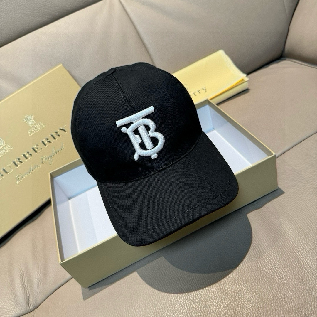 
配盒子布袋，Burberry（巴宝莉）专柜爆款原单棒球帽，11开模订制，立体刺绣，精致无暇！100%纯