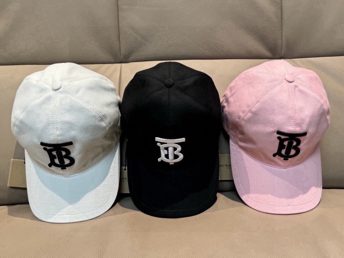
配盒子布袋，Burberry（巴宝莉）专柜爆款原单棒球帽，11开模订制，立体刺绣，精致无暇！100%纯